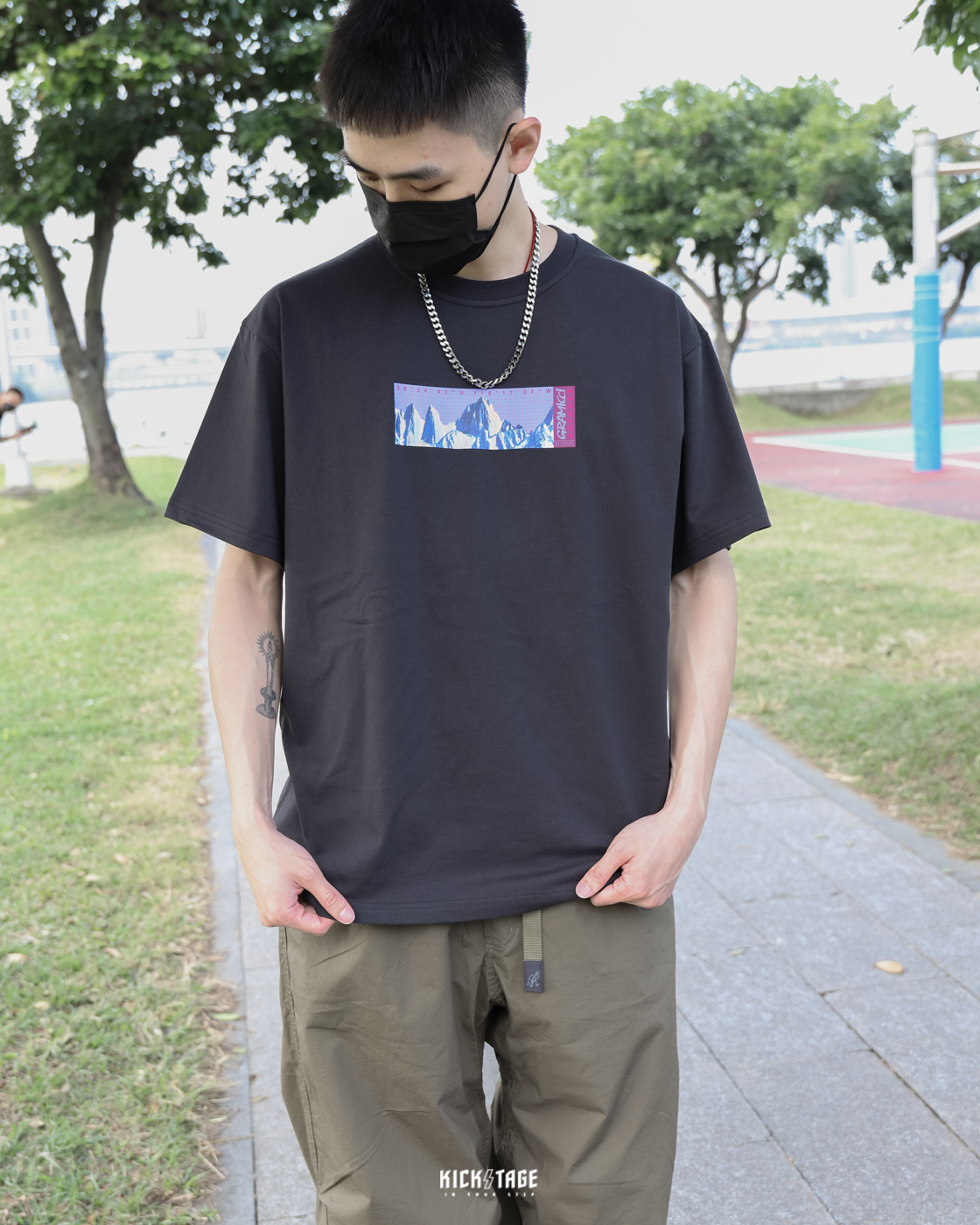 [5折售出無退換] 日本品牌 男女款 GRAMICCI MOUNT WHITNEY TEE 黑色 白色 水洗藍 跑步人 山脈座標 印花 短T【G3SU-T046】