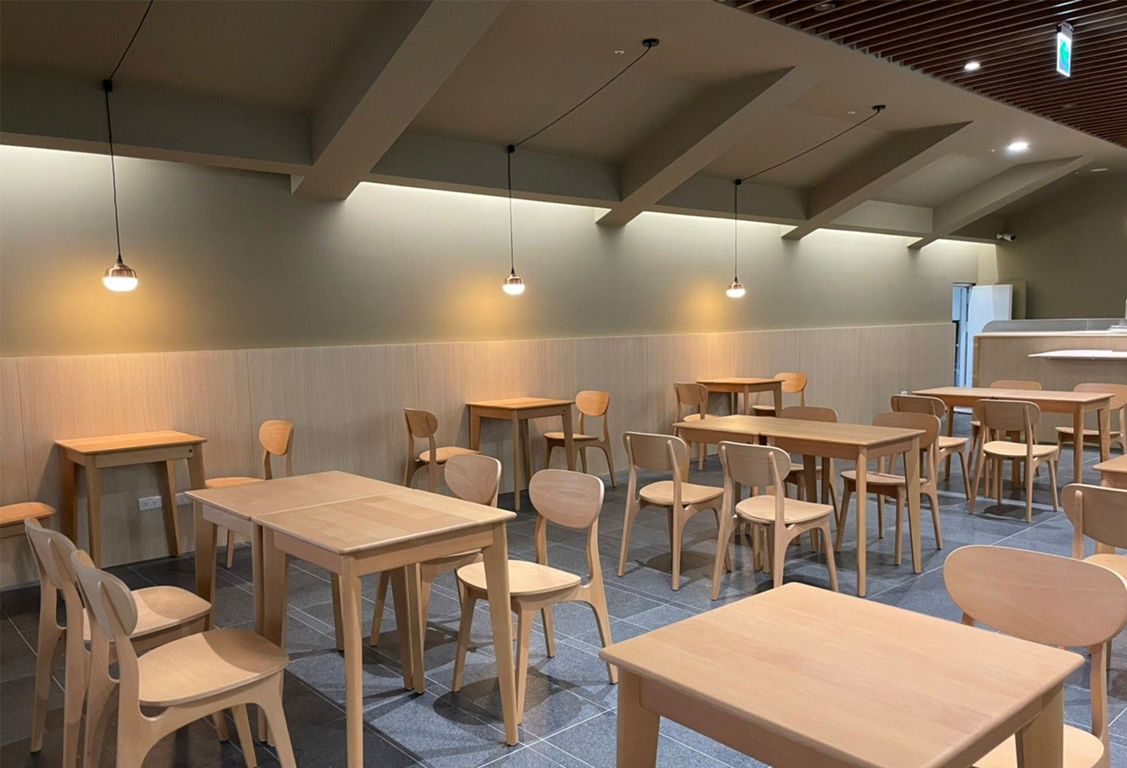 木頭餐桌椅搭配紅銅燈罩結合紙燈籠設計的吊燈