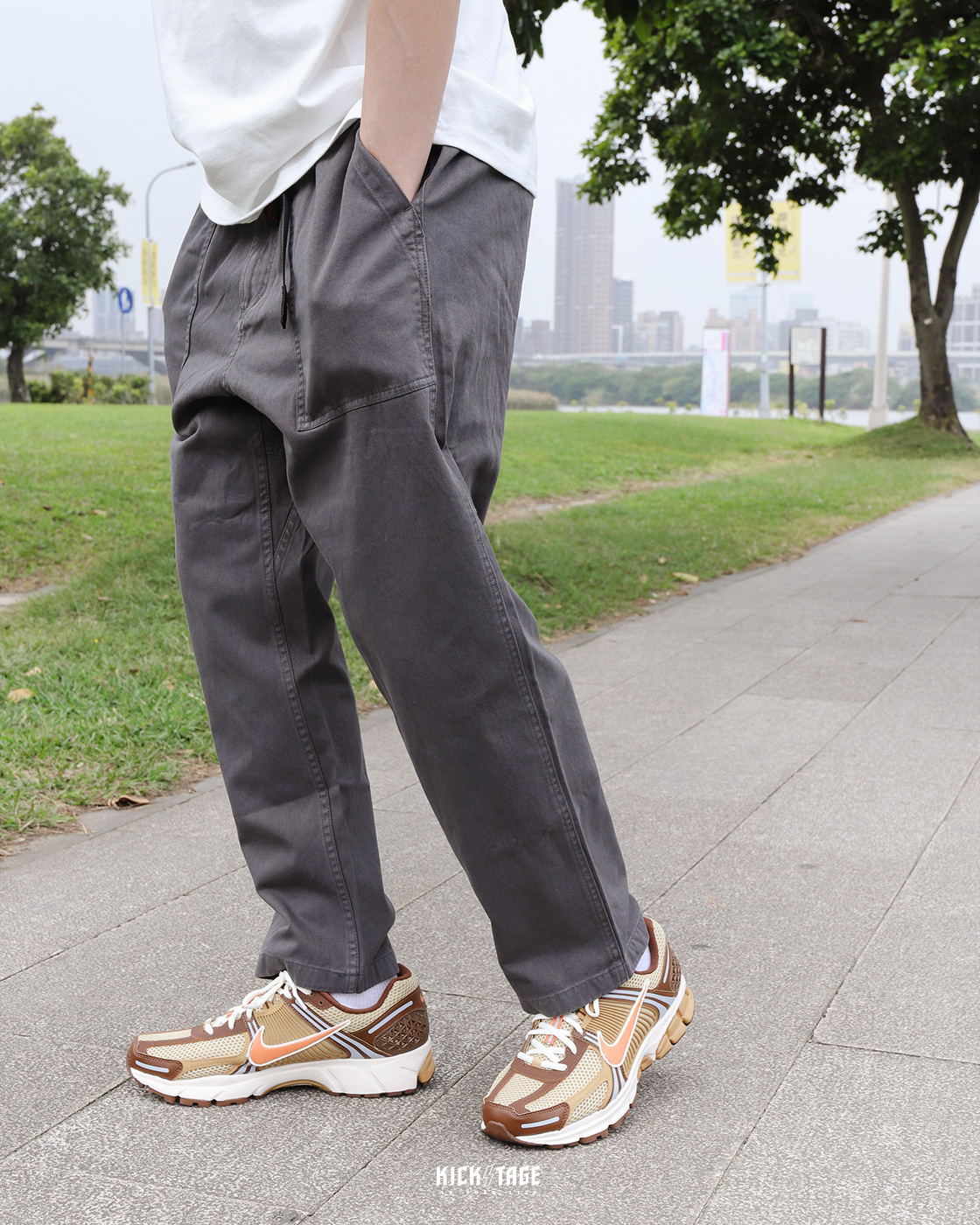 **特價商品售出不退換**男女款 GRAMICCI LOOSE TAPERED PANTS 卡其色 炭灰色 深藍色 軍綠色 大口袋 鬆緊 腰帶 九分 寬版錐形褲 長褲【G103-OGT】