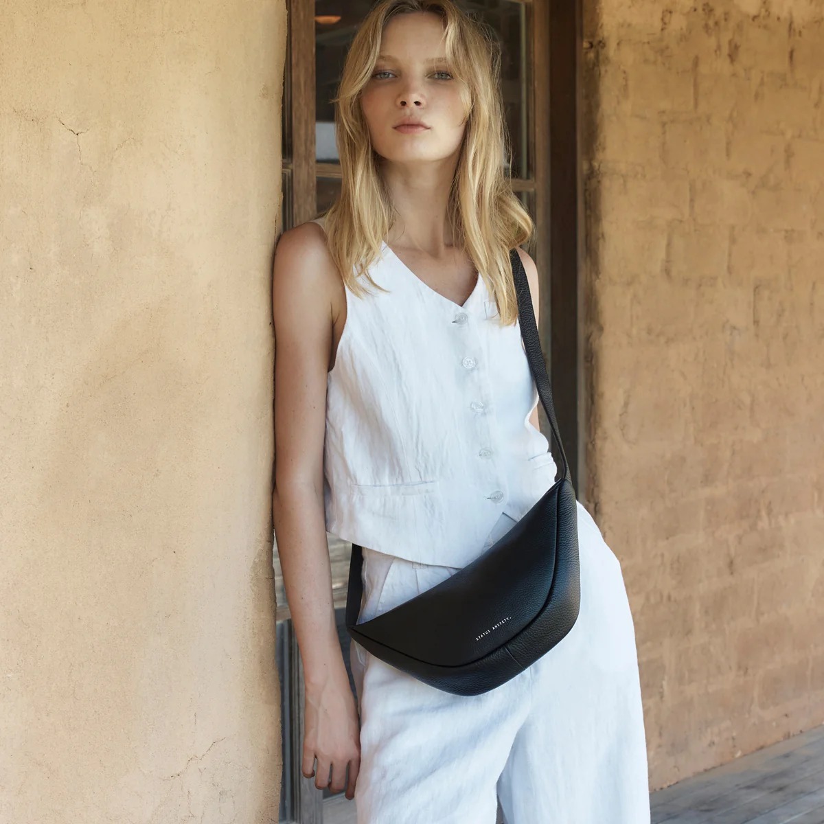 Status Anxiety. | GLUED TO YOU 側背菱角包（ 駝、黑 ）