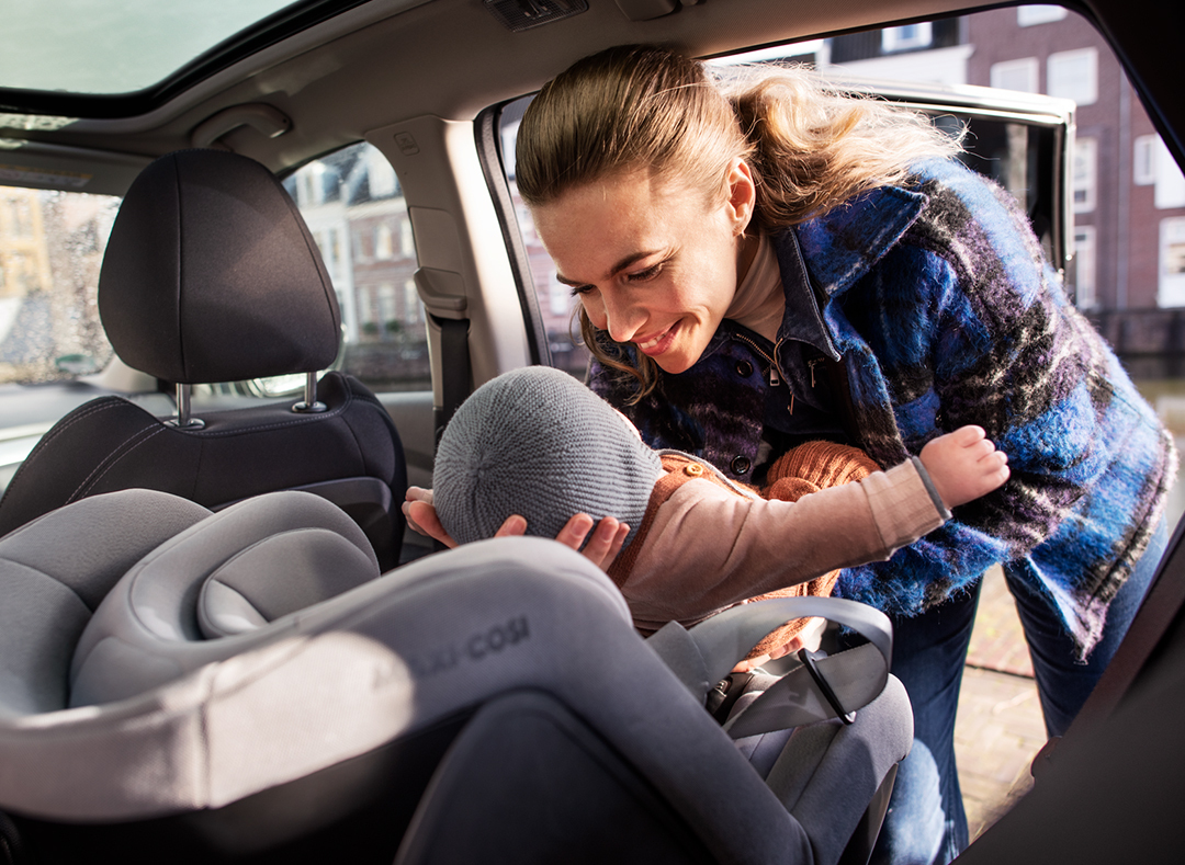 360度汽座讓家長協助孩子上下車時更便利