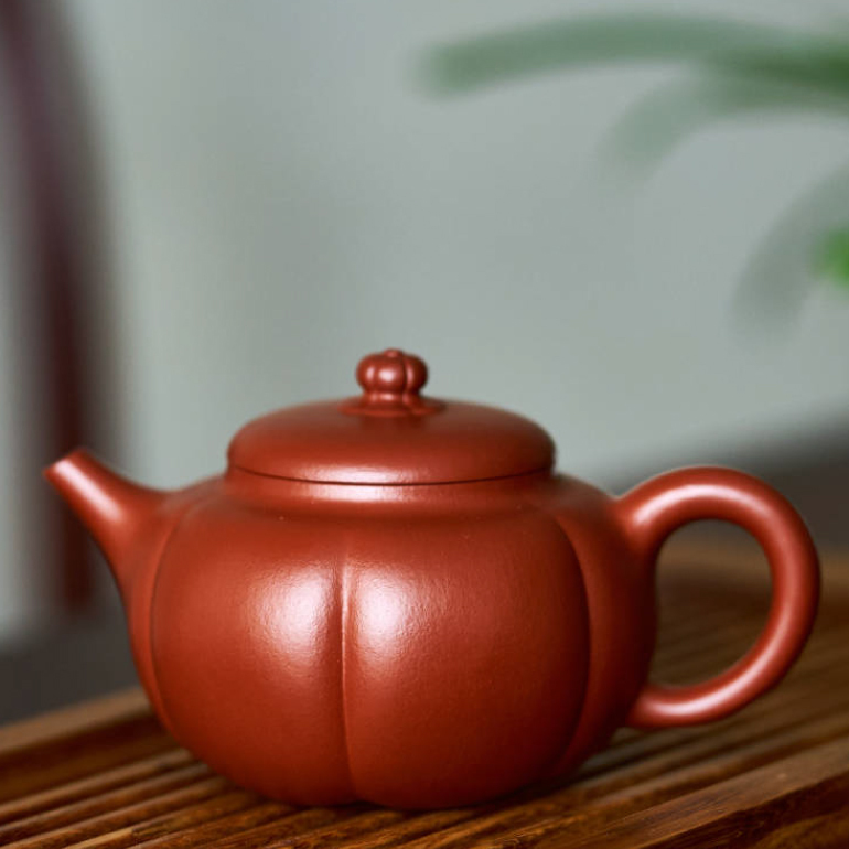 【玉壺冰心】-- 原礦大紅袍製成的此壺，光彩奪目，細膩紅潤。