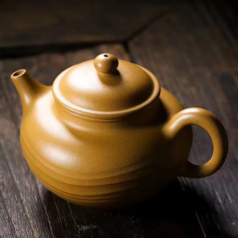 【水趣盎然】-- 此壺充滿生氣和活力，觸感溫潤細膩，出水暢快，收水利索！