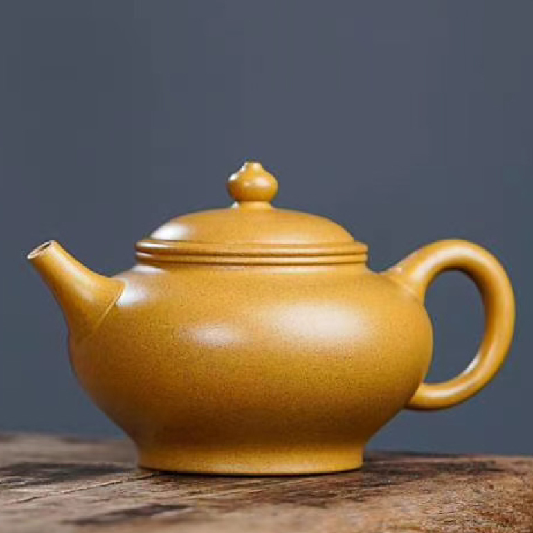 【安嫻】-- 壺身圓潤飽滿，線條流暢而自然，壺嘴短而有力