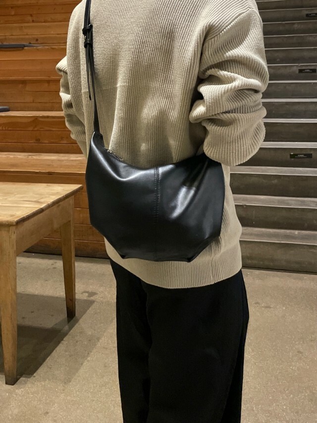 【最後現貨】韓國 半月 極簡 定番 素面 皮革 斜背包 單肩包