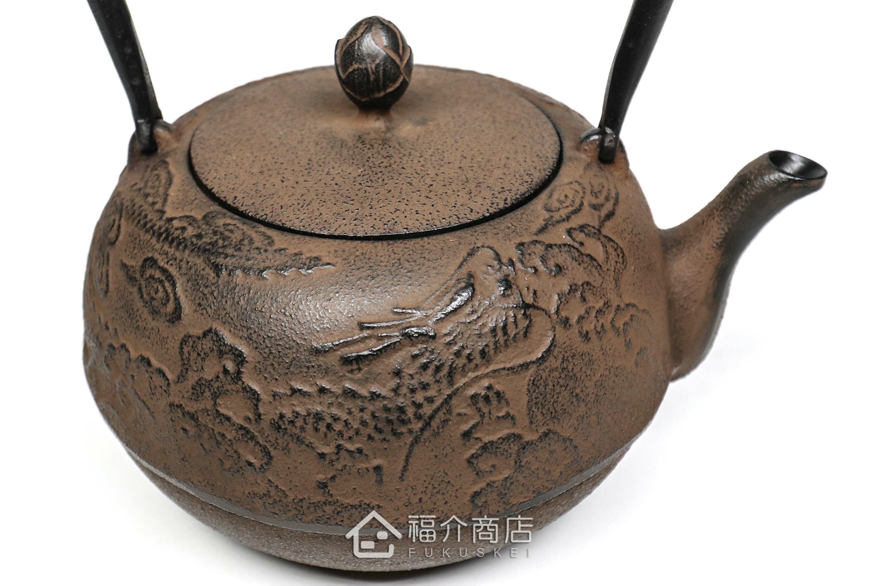 鳳文堂所製作的日本鐵壺,壺身設計龍的圖紋