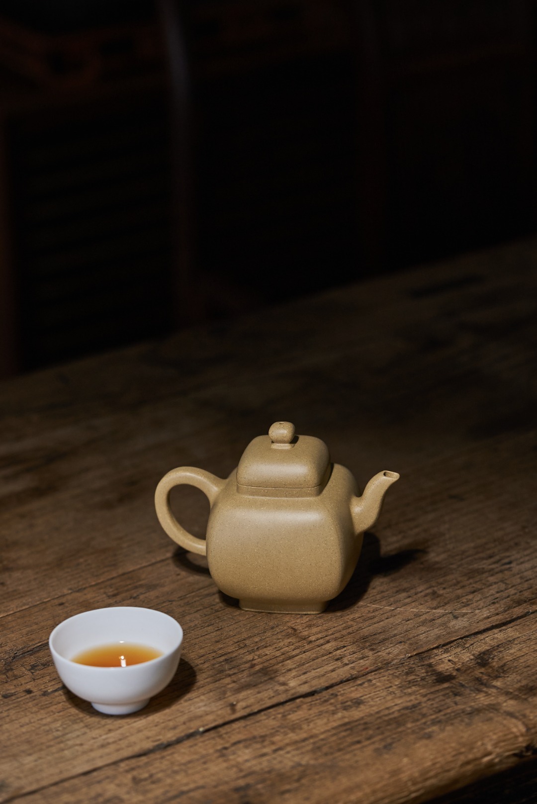 【韻方】-- 壺身高挺，飽滿和順，豐而不腴，好似一身姿窈窕的淑女，亭亭玉立