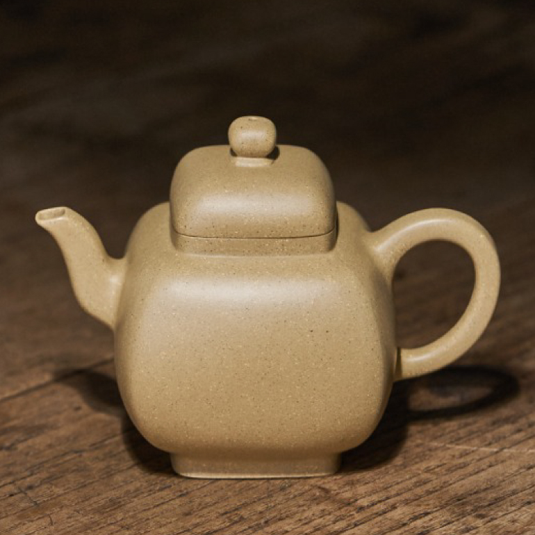 【韻方】-- 壺身高挺，飽滿和順，豐而不腴，好似一身姿窈窕的淑女，亭亭玉立