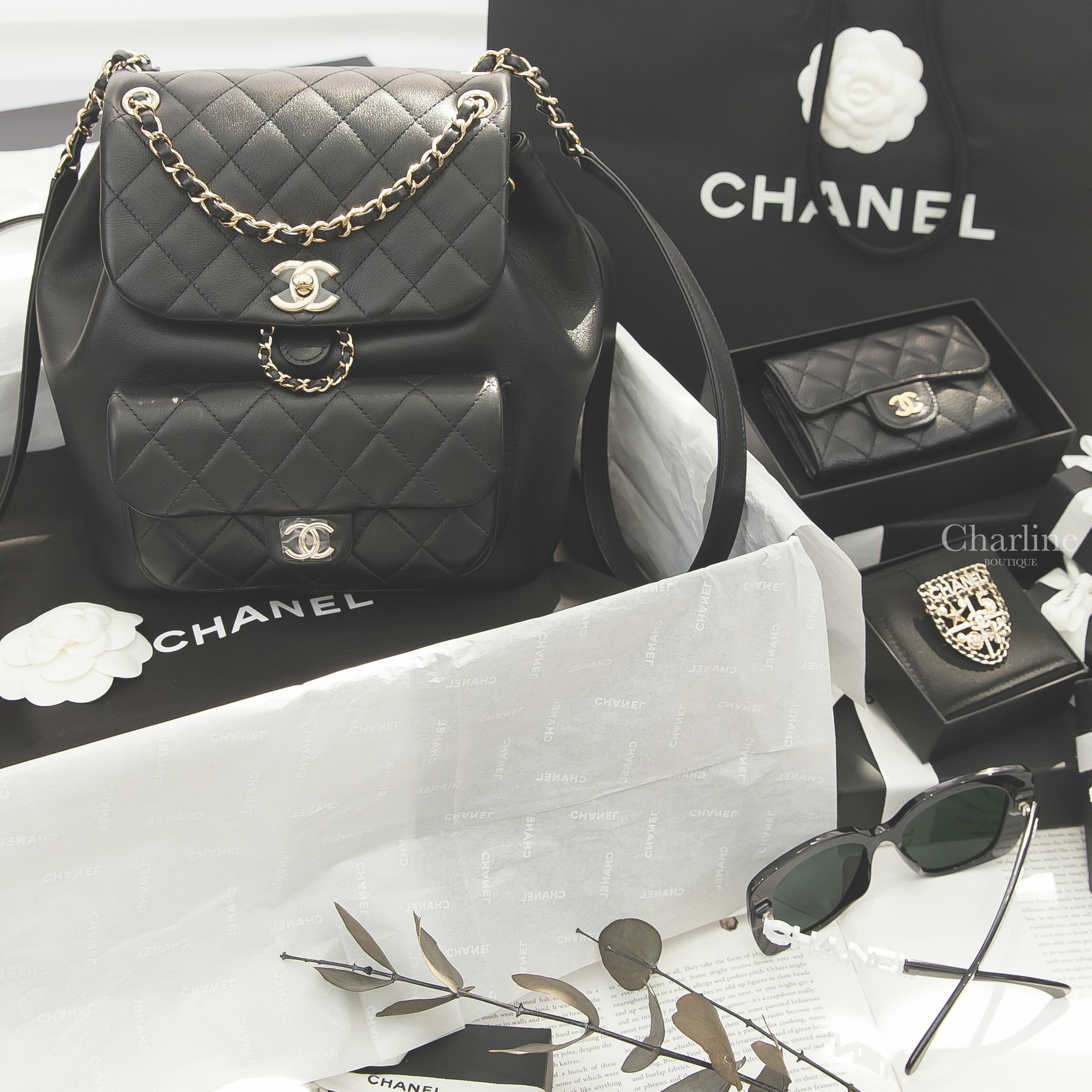 Chanel Brooch 金色水鑽字母CC珍珠圖徽黑色皮穿鍊盾牌胸針,黑色金CC酒紅內裡荔枝菱格紋零錢夾,黑色金CC金鍊牛皮大型菱格紋手提後背包,黑色方框側邊白鑽Chanel太陽眼鏡-Charline Boutique 精品代購