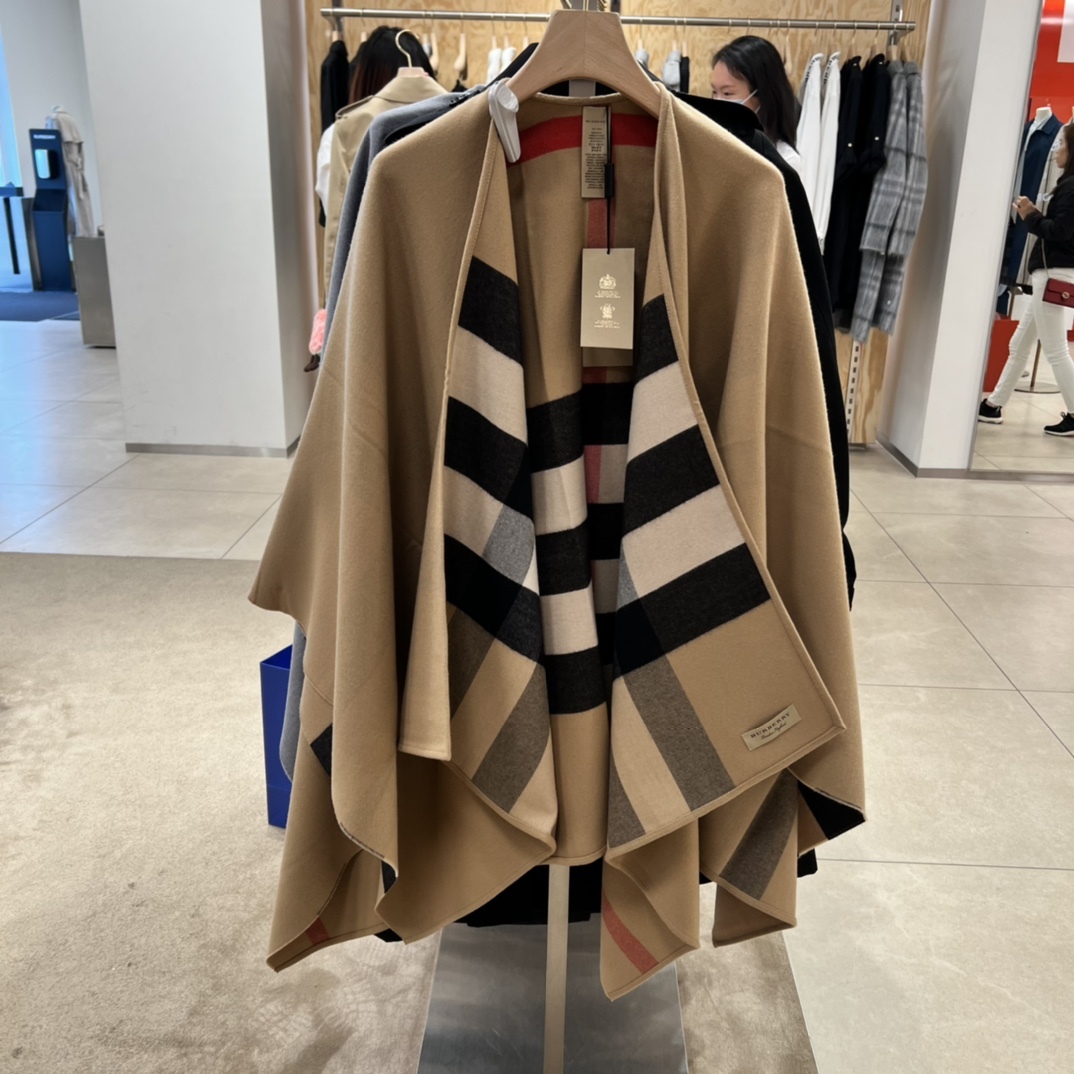 Burberry ST CHR RVS Check Cape in Camel