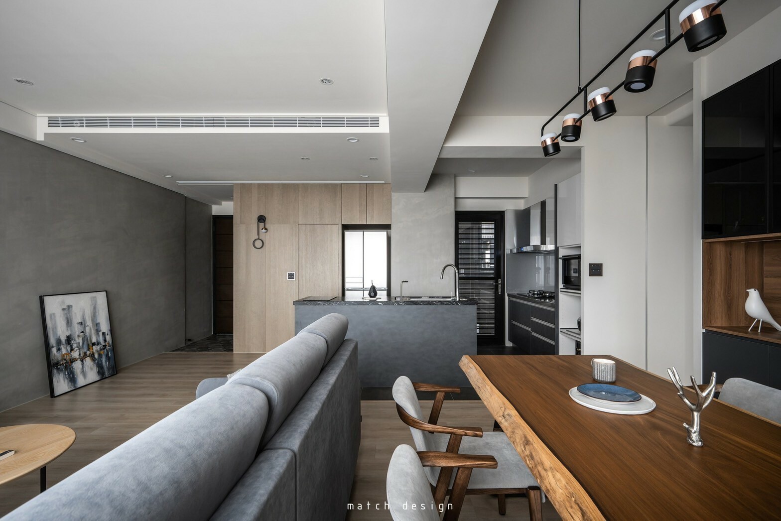 非洲柚木的邊材呈現淺米或淺白色，與靠近木材中央呈現黃褐或深褐色的心材，視覺上有著相當大的對比度。photo credit: 默契空間設計