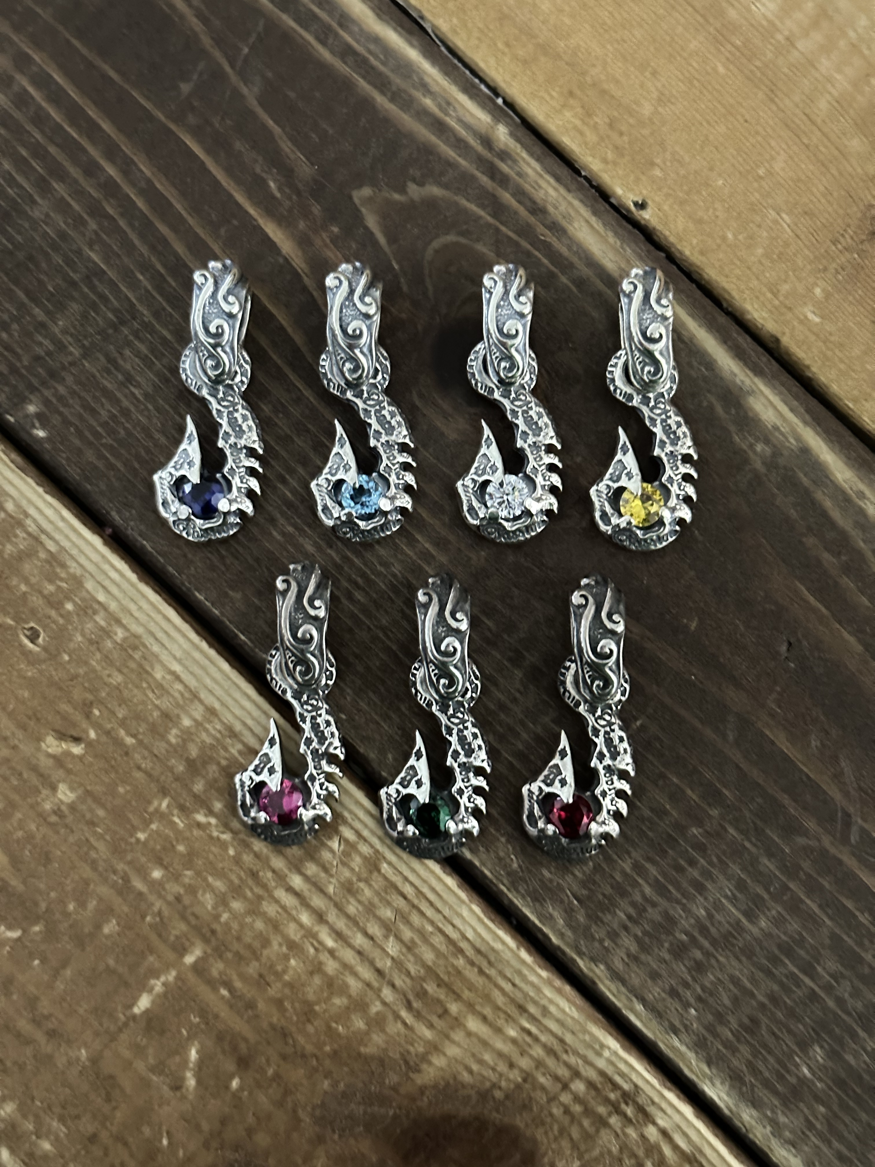 C369 塗鴉魚鉤大波浪帶寶石吊飾