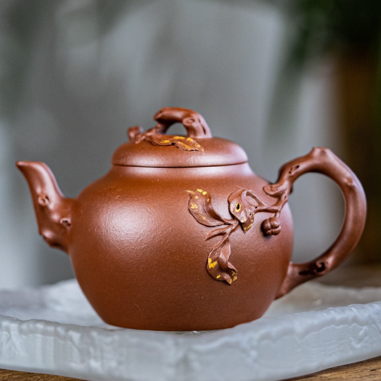 【碩果】-- 茶壺的輪廓圓潤，呈現出一種自然的和諧感。