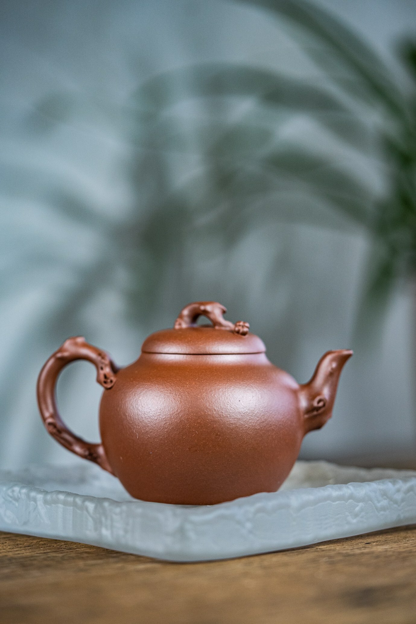 【碩果】-- 茶壺的輪廓圓潤，呈現出一種自然的和諧感。