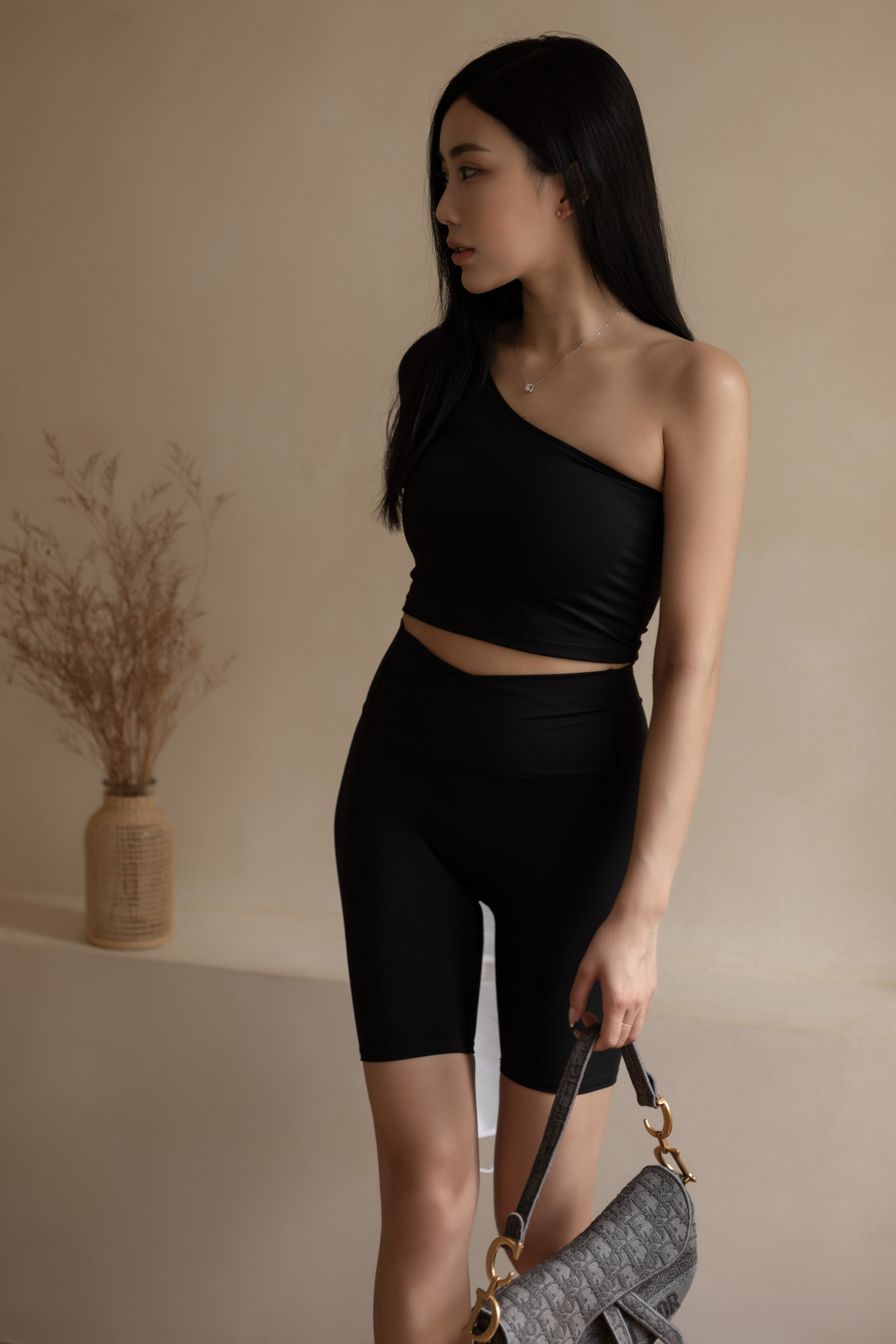 運動辣妞斜肩bra上衣＆九頭身長腿五分褲 - 套組