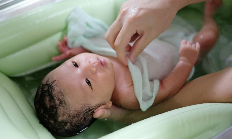 新生寶寶這樣洗！寶寶沐浴步驟、技巧大公開～寶寶開心洗洗睡