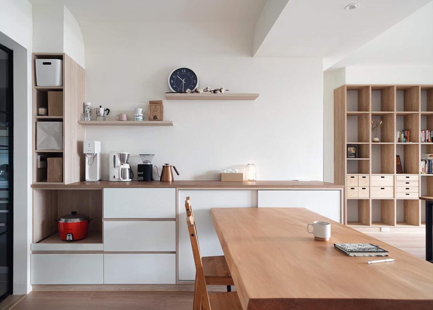 使用長度160公分、寬度85公分、厚6公分的索羅門檜木一枚板，所製成的索羅門檜木實木餐桌。photo credit: 葳夏室內設計