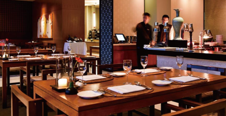 涵碧樓酒店東方餐廳內用桌