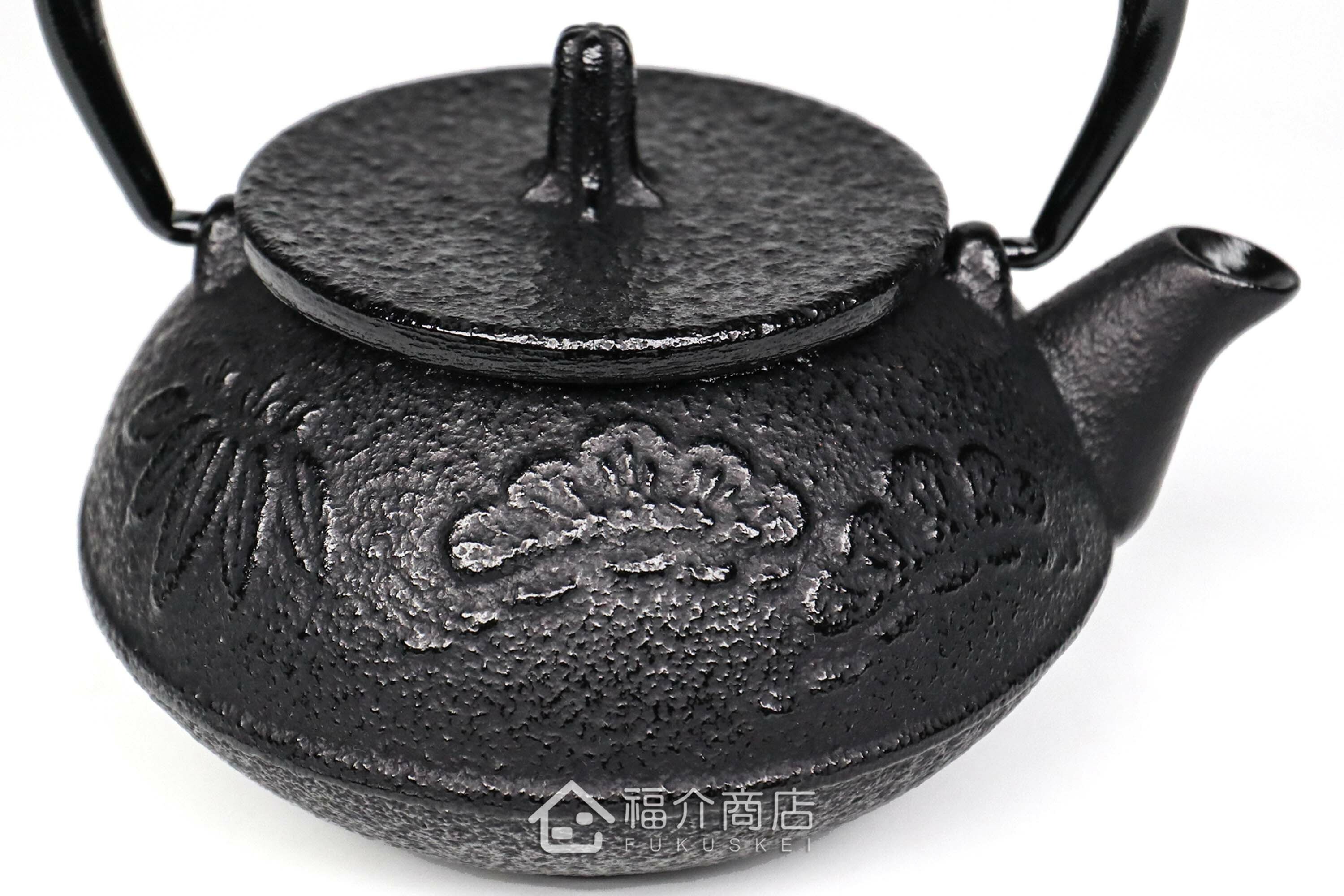 鳳文堂所製作的日本鑄鐵泡茶壺,壺身設計松竹梅的圖紋