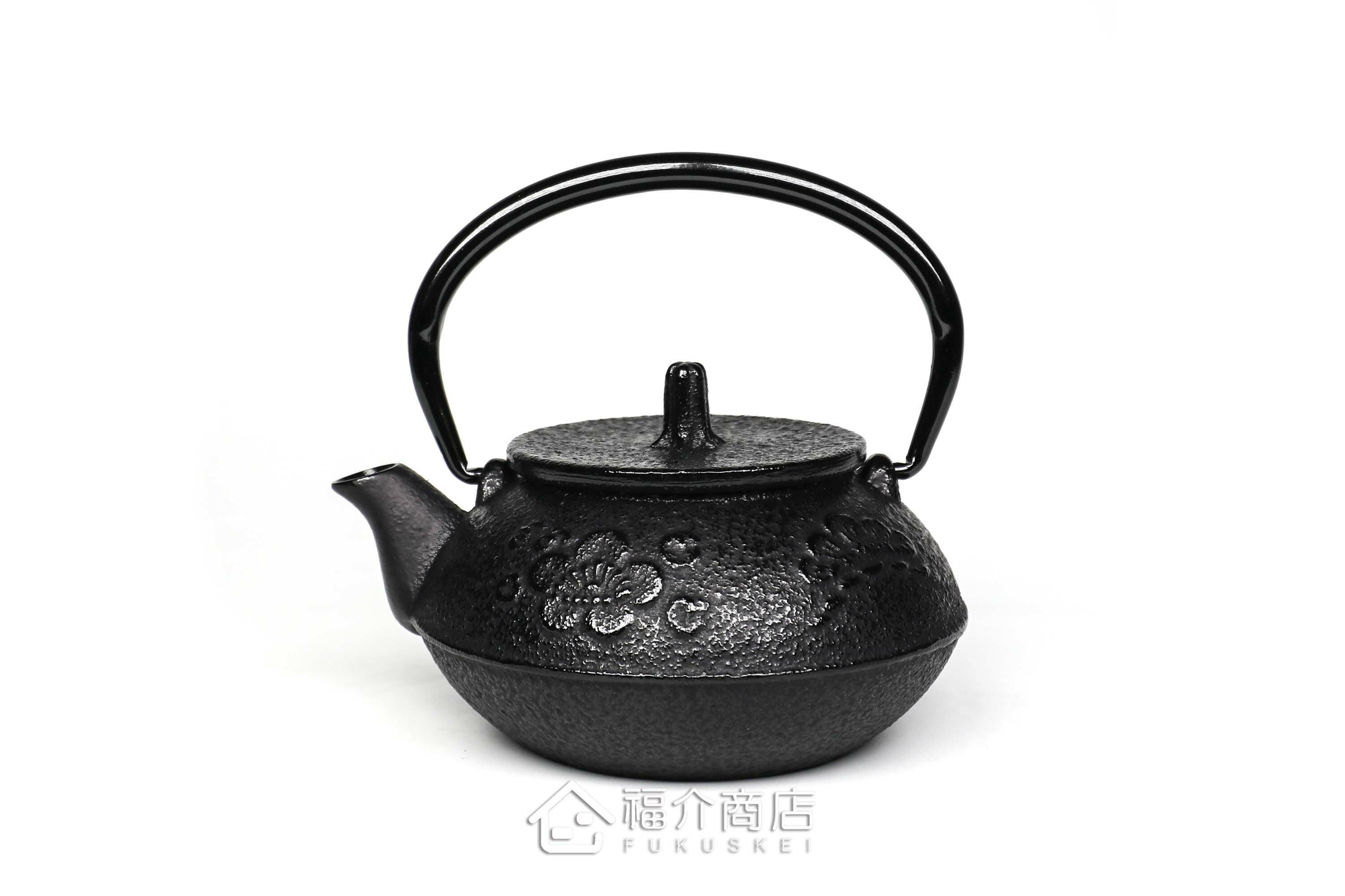 鳳文堂所製作的日本鑄鐵泡茶壺,壺身設計松竹梅的圖紋
