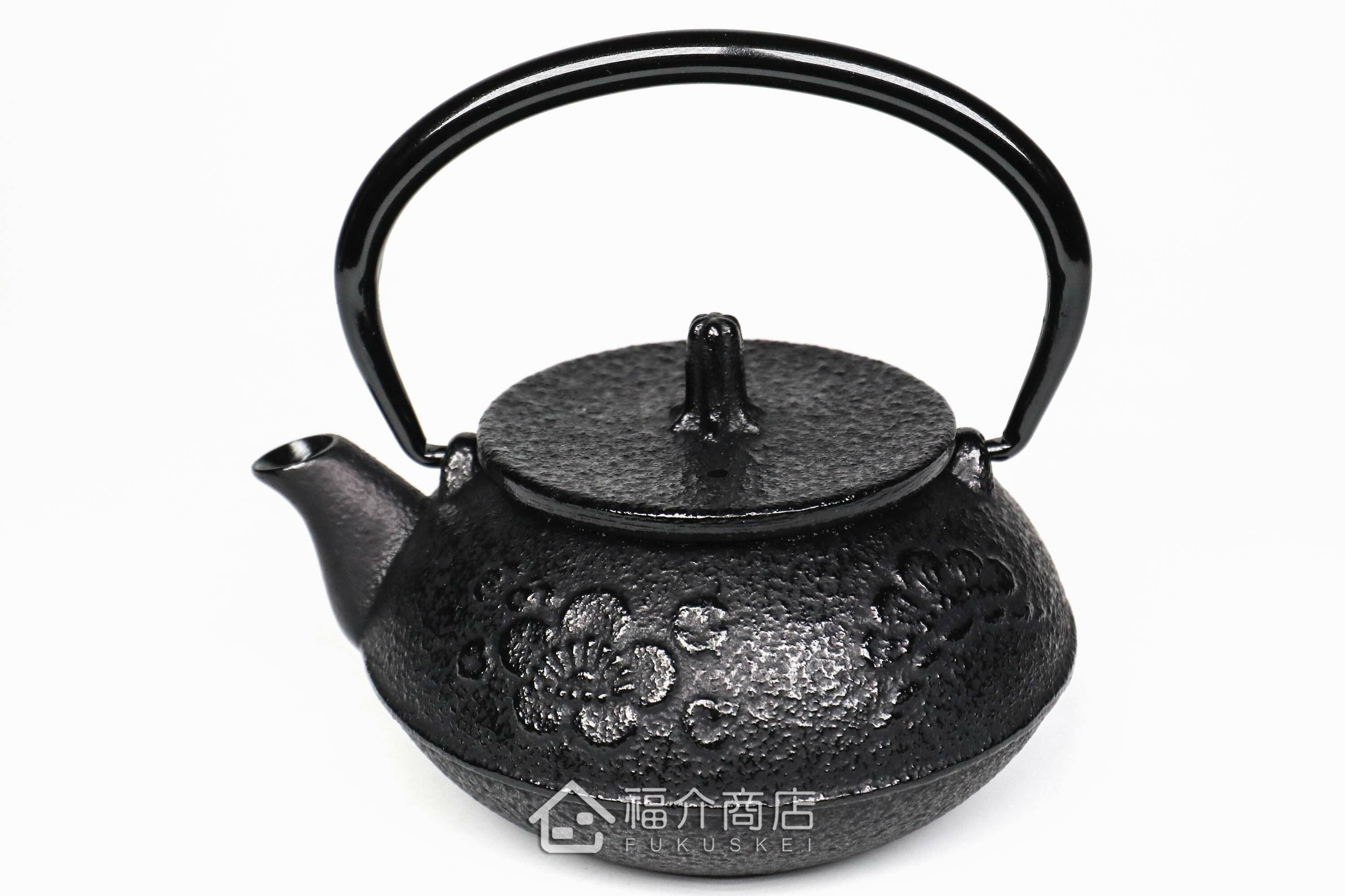 鳳文堂所製作的日本鑄鐵泡茶壺,壺身設計松竹梅的圖紋