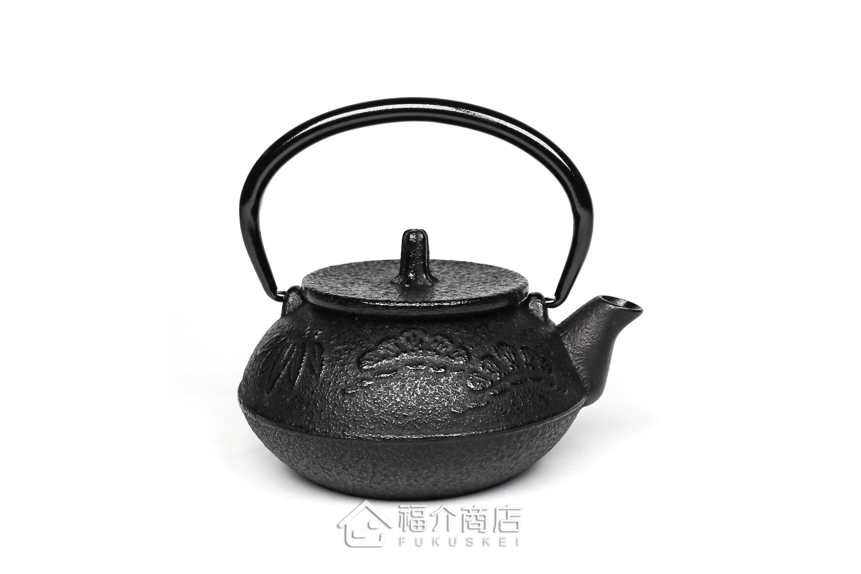 鳳文堂所製作的日本鑄鐵泡茶壺,壺身設計松竹梅的圖紋