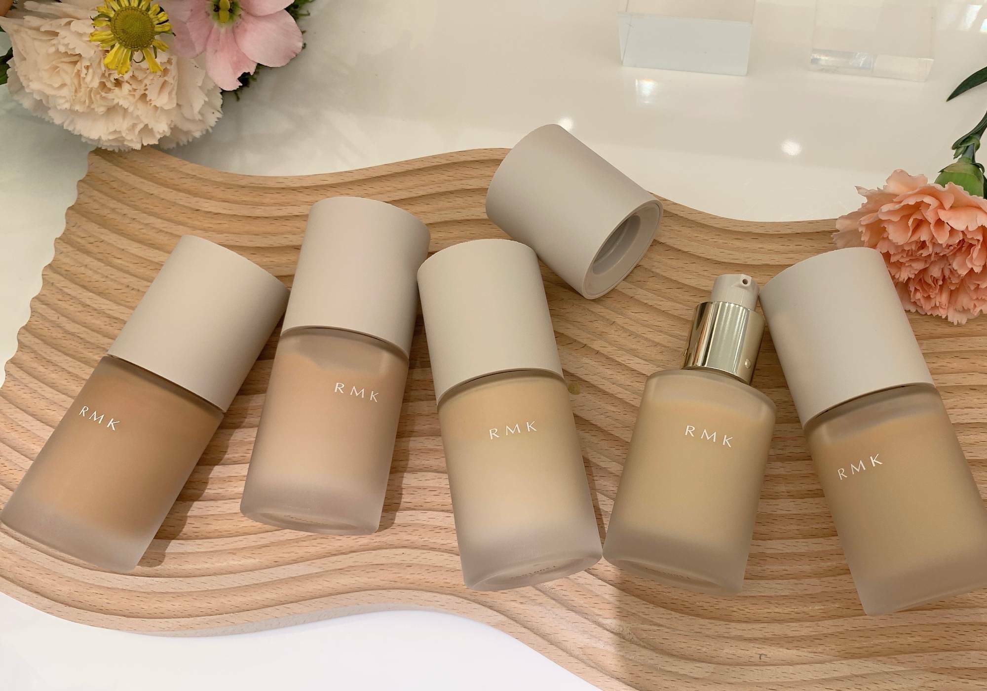 五瓶粉底液躺著放在桌上