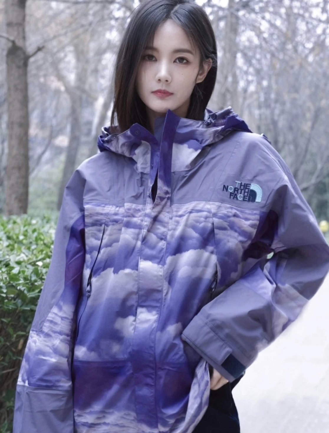 代購 The North Face x CLOT 聯名款SS23 字母LOGO 衝鋒衣外套 日出堇