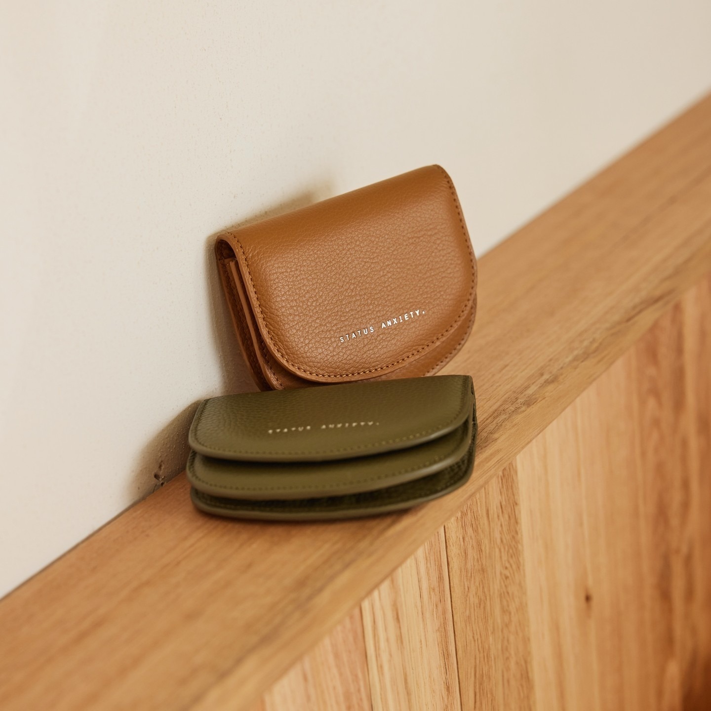 Status Anxiety. | US FOR NOW 微笑短夾（駝、綠、粉、黑）