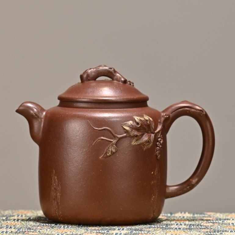 【盛夏】--流把彷彿從樹樁中生長出般自然，葡萄的果實藤葉圍繞著樹樁，這種靈動感太美