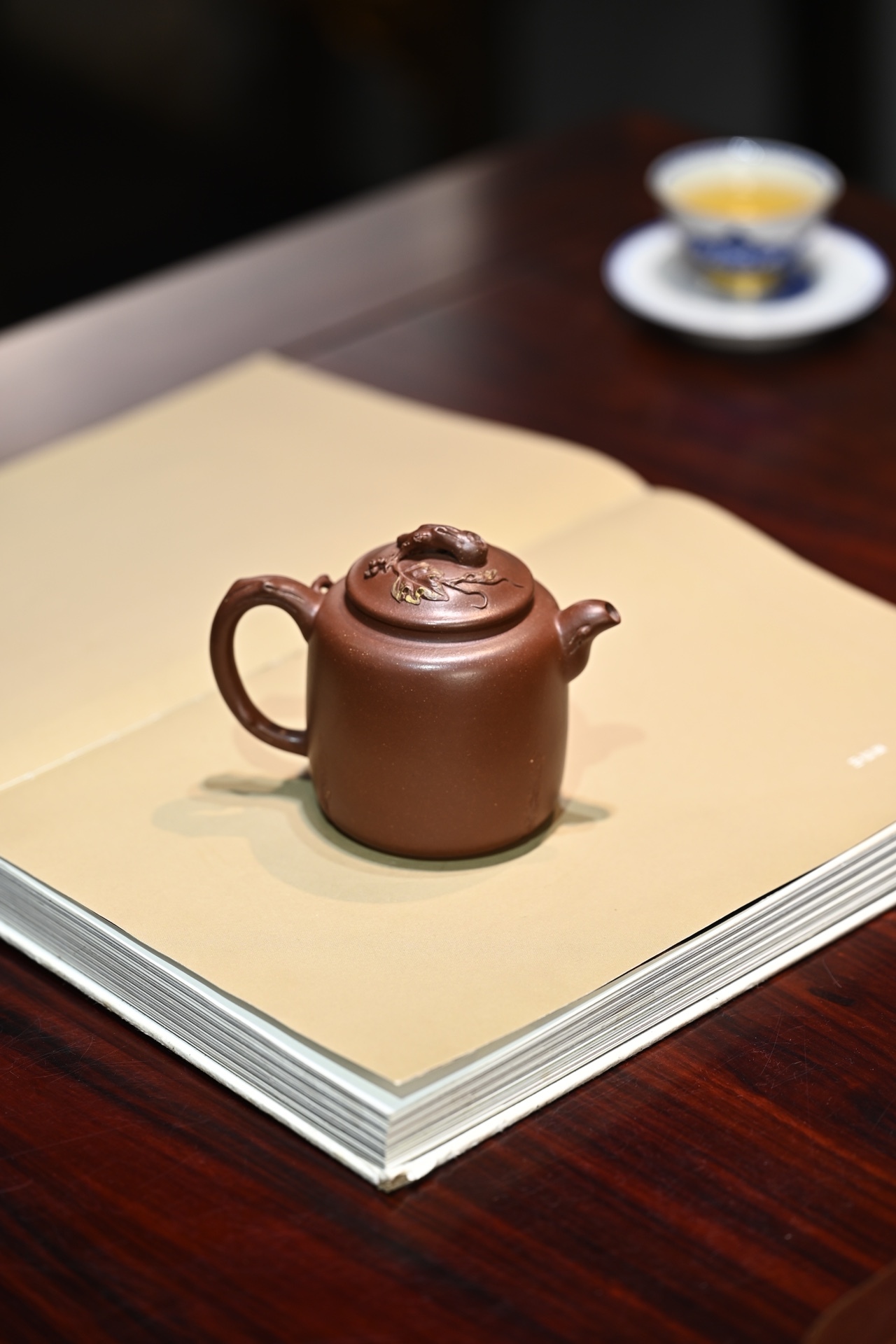 【盛夏】--流把彷彿從樹樁中生長出般自然，葡萄的果實藤葉圍繞著樹樁，這種靈動感太美