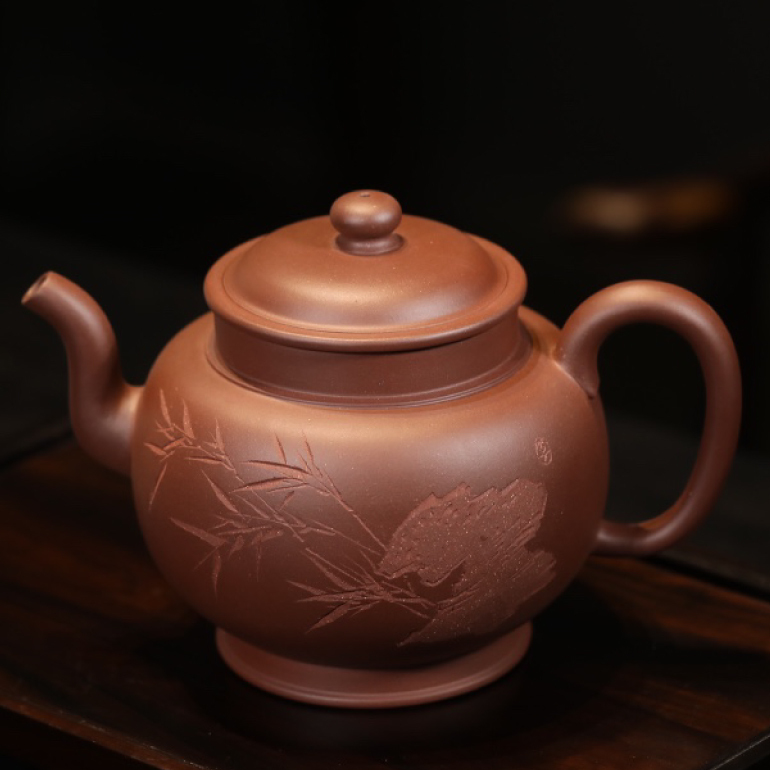 【緣夢壺(竹)】---李霓大師特大容量系列。壓蓋略微渾厚，呈鎖蓋之勢，點線之間見出魅力。