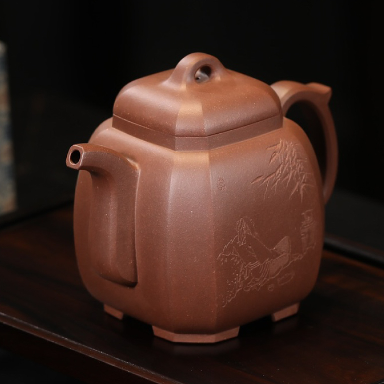 【八方福壺(翠竹林下)】--壺身以八個面圍成，成型難度升級，線條自壺蓋延伸至壺底，流暢自然，規矩有度