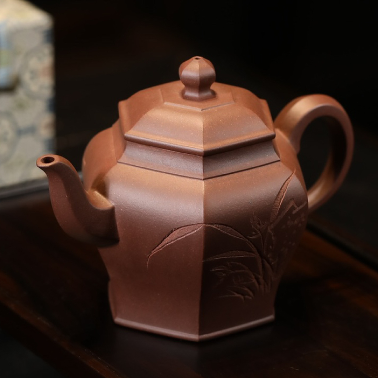 【高六方(一香已足壓千紅)】--秀雅細膩，六棱凸起，增加了全壺的剛勁沉穩之氣