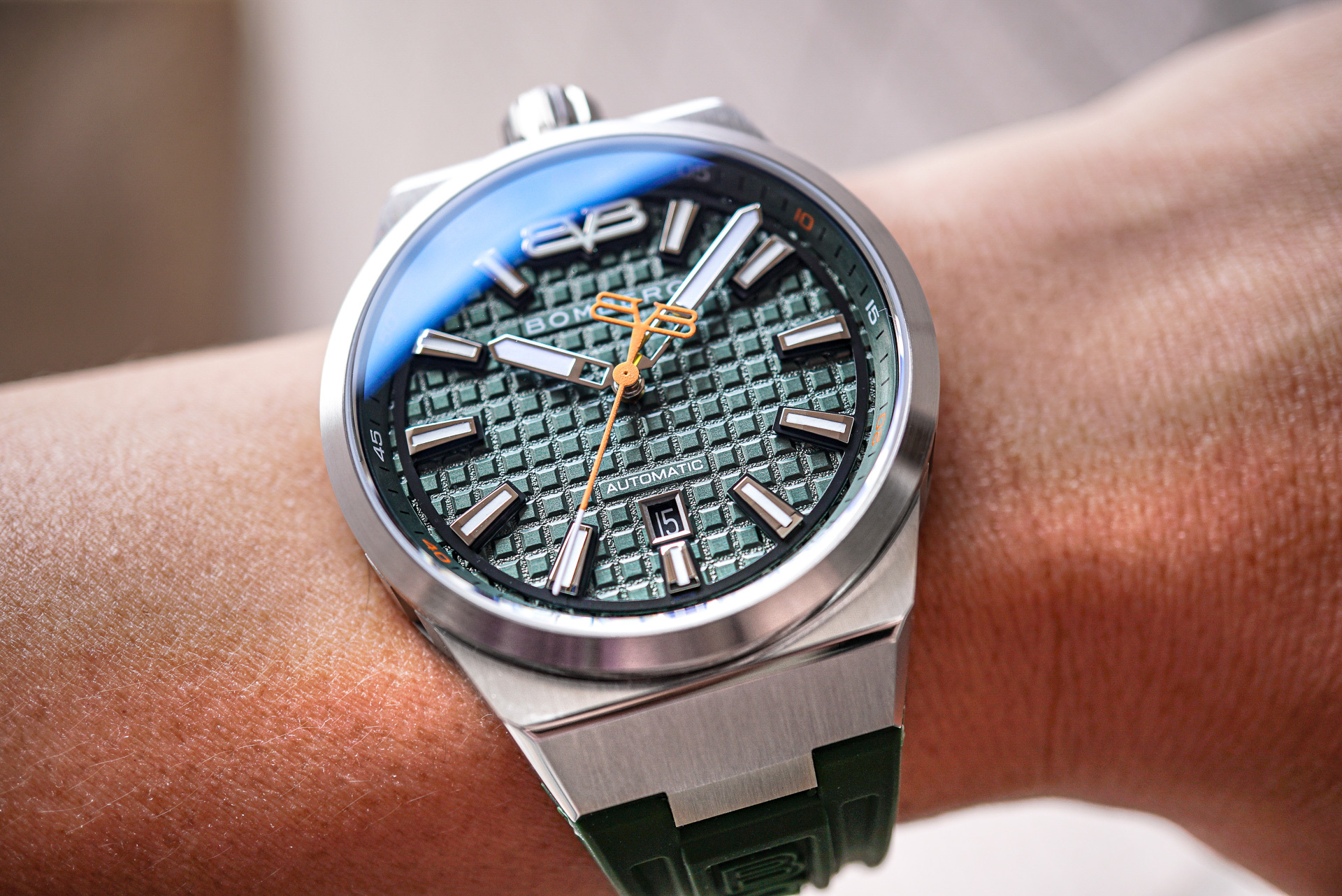 BOLT-68 NEO  自動機械大都會系列 日內瓦版