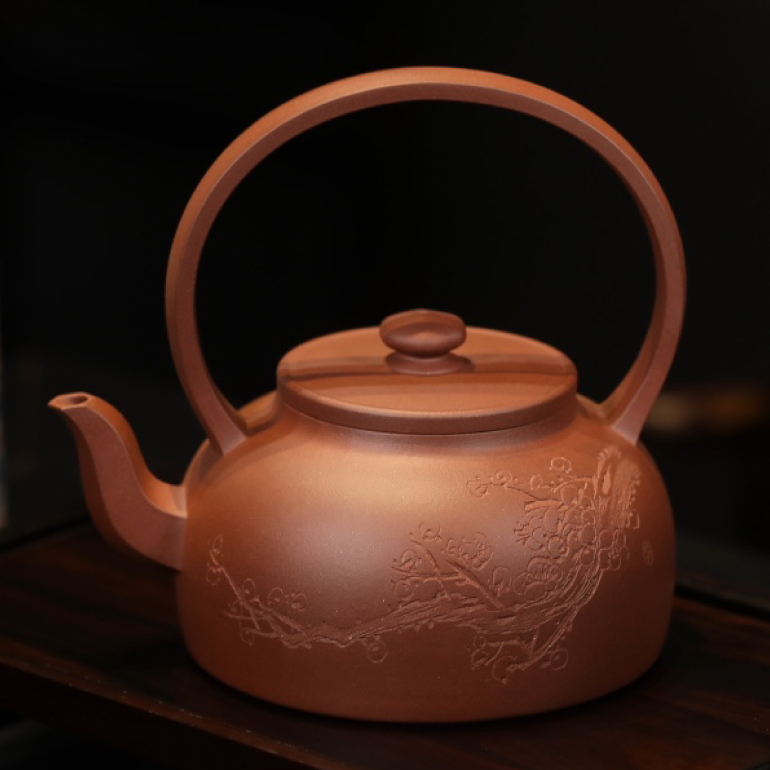 【大彬提梁(梅花)】--線條剛柔並濟，曲中有直，直裡帶曲，壺身似半圓，飽滿圓潤，呈現柔美光澤