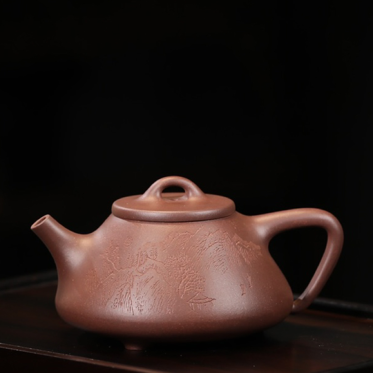 【子冶(山高水長)】--線條剛柔並濟，曲中有直，直裡帶曲，壺身似半圓，飽滿圓潤，呈現柔美光澤