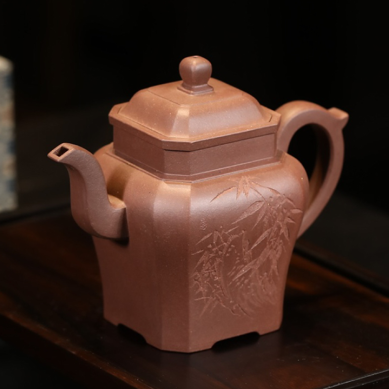 【高八方(竹因有節)】--口蓋合一，剛柔相襯，其壺蓋方向均可任意變換，並與壺口嚴密吻合，上下、左右亦是兩兩對稱