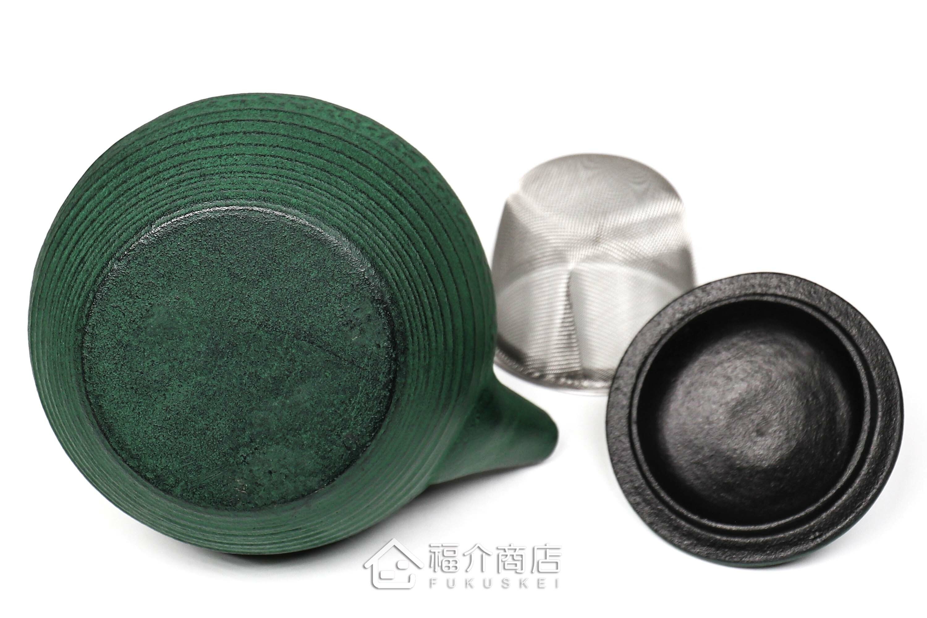 泡茶用的綠色鑄鐵茶壺附不鏽鋼濾網