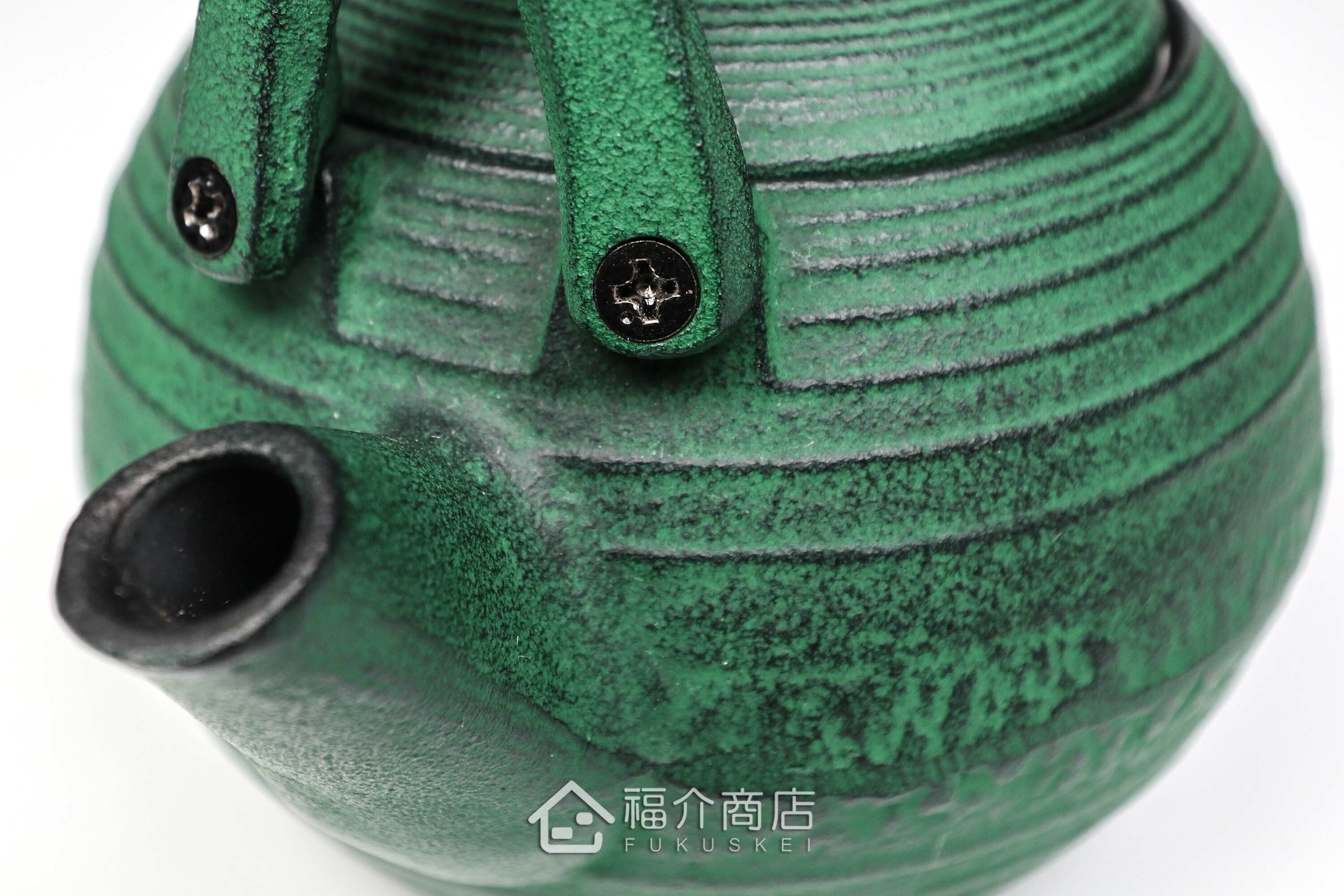 泡茶用的綠色鑄鐵茶壺