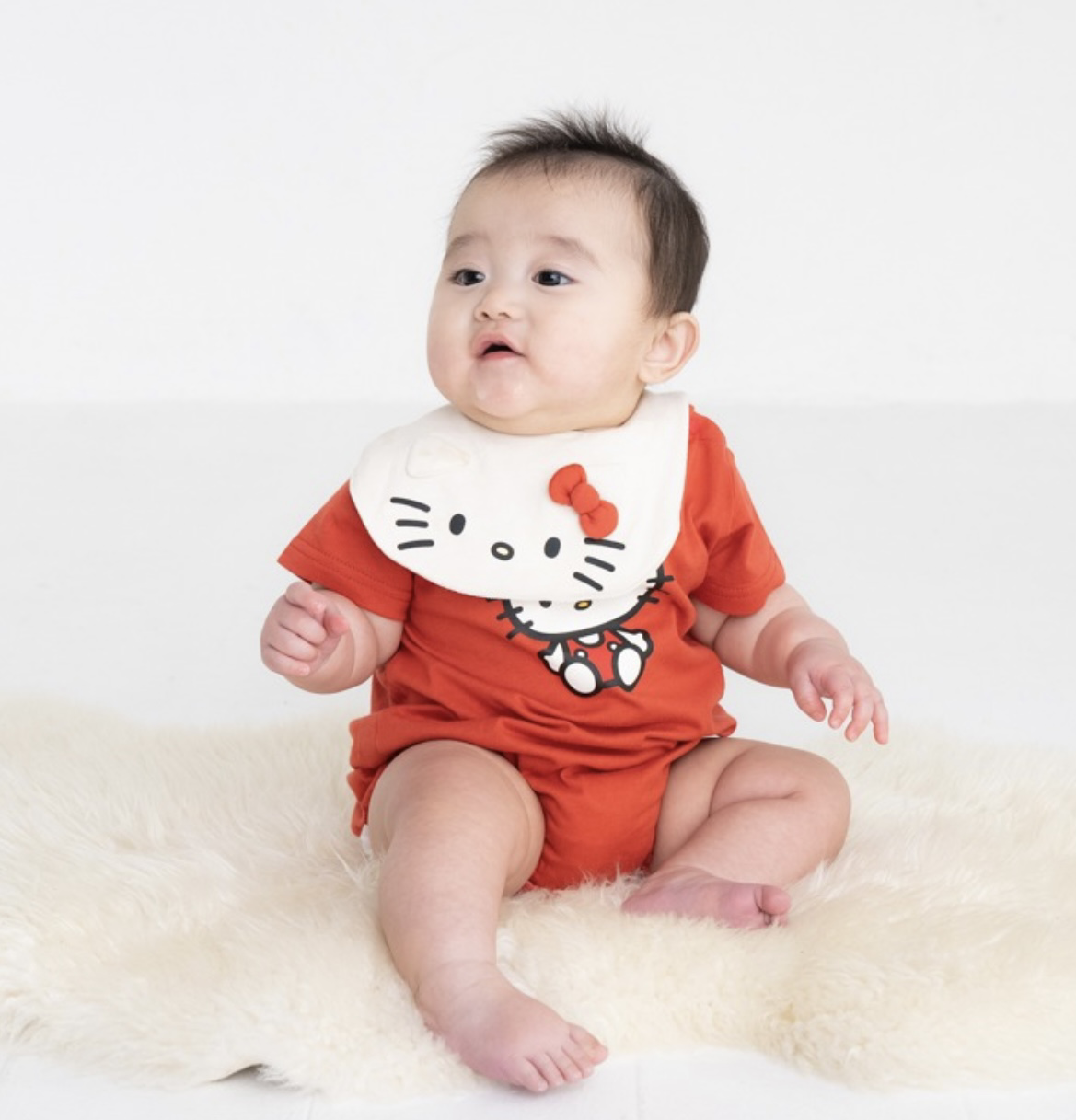 (現貨)🇯🇵 Sanrio Hello Kitty Bodysuit +口水肩set
