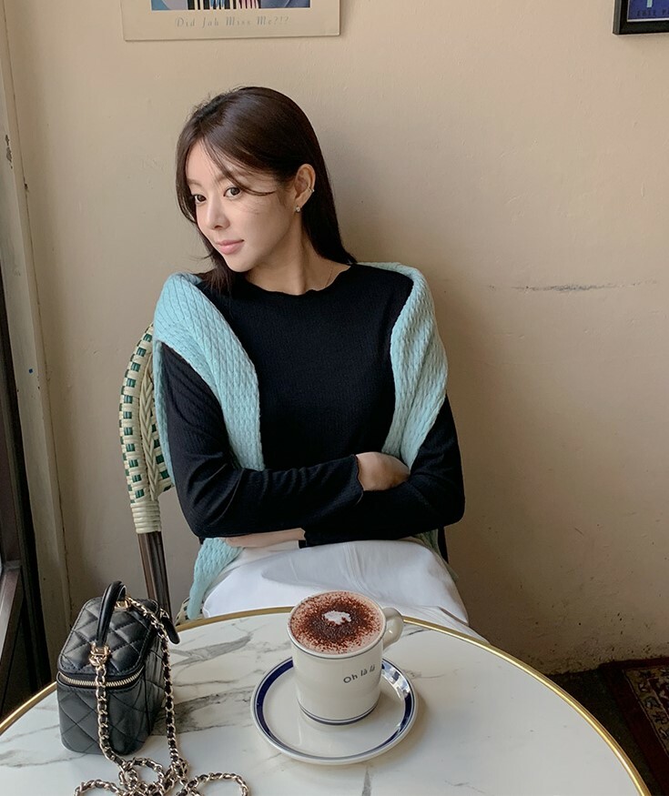 韓國Cherrykoko授權 日常可愛木耳滾邊壓紋修身上衣