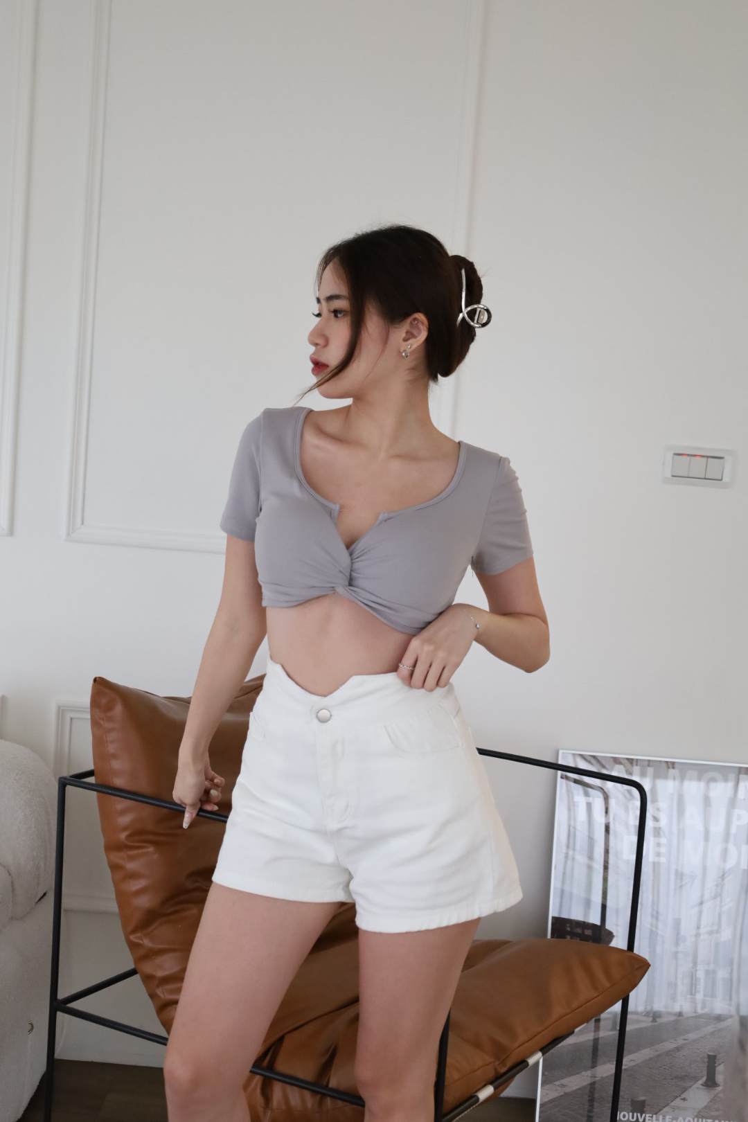 高腰Ｖ字單釦牛仔短褲