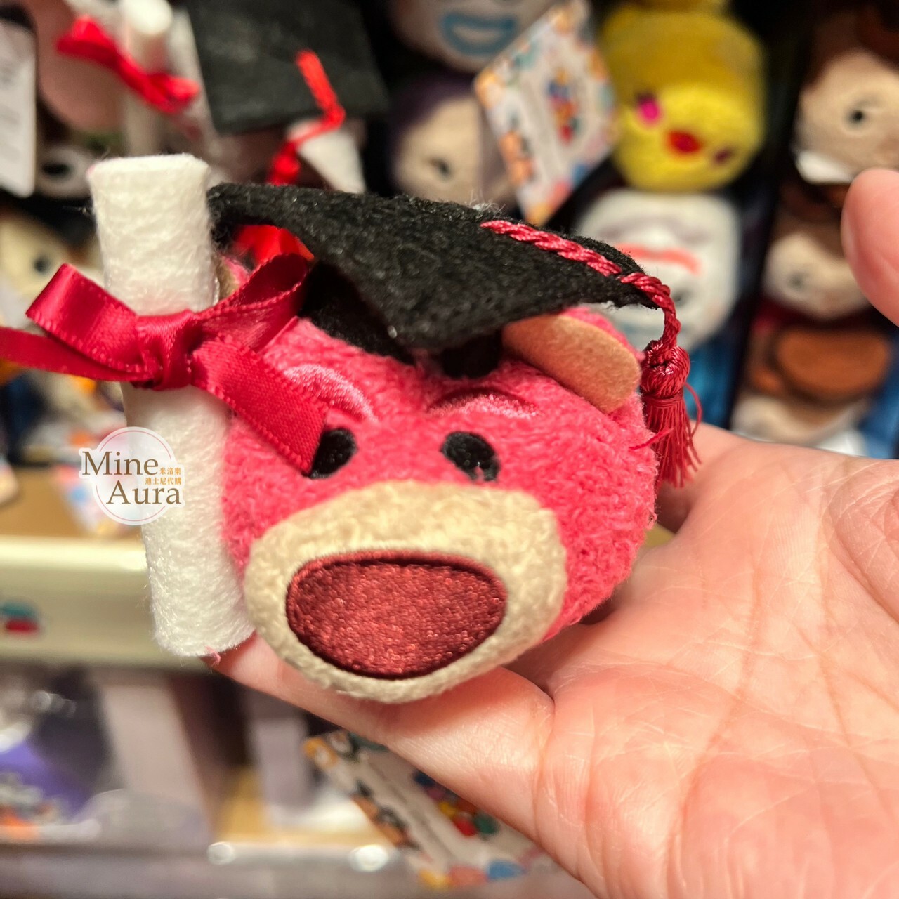 TSUM TSUM 畢業學士服造型 熊抱哥 Lotso 迷你公仔 娃娃 玩具總動員 Toy Story -香港迪士尼樂園