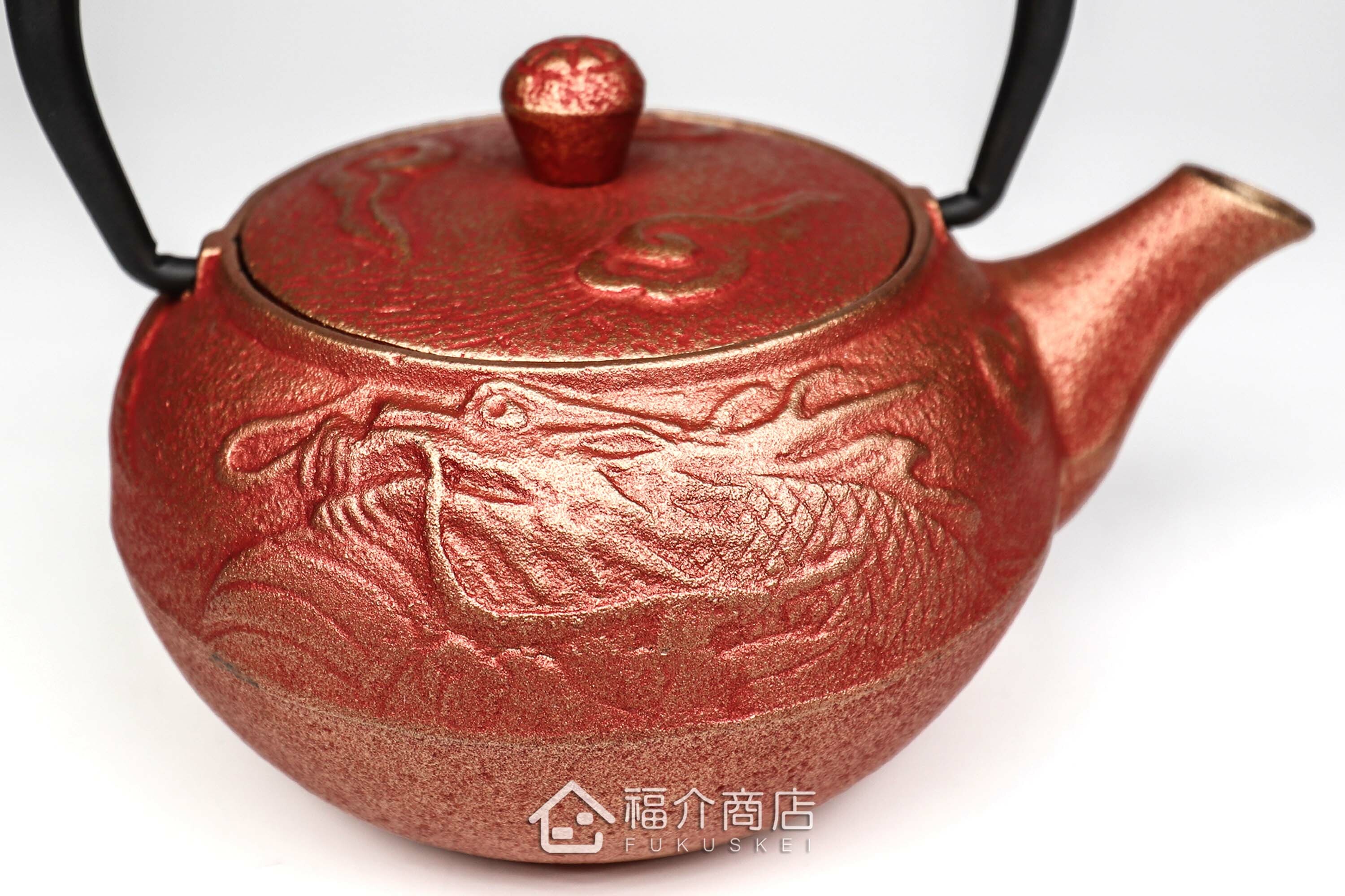 岩戶鑄工所製作的日本鑄鐵泡茶壺,壺身設計雲龍的圖紋