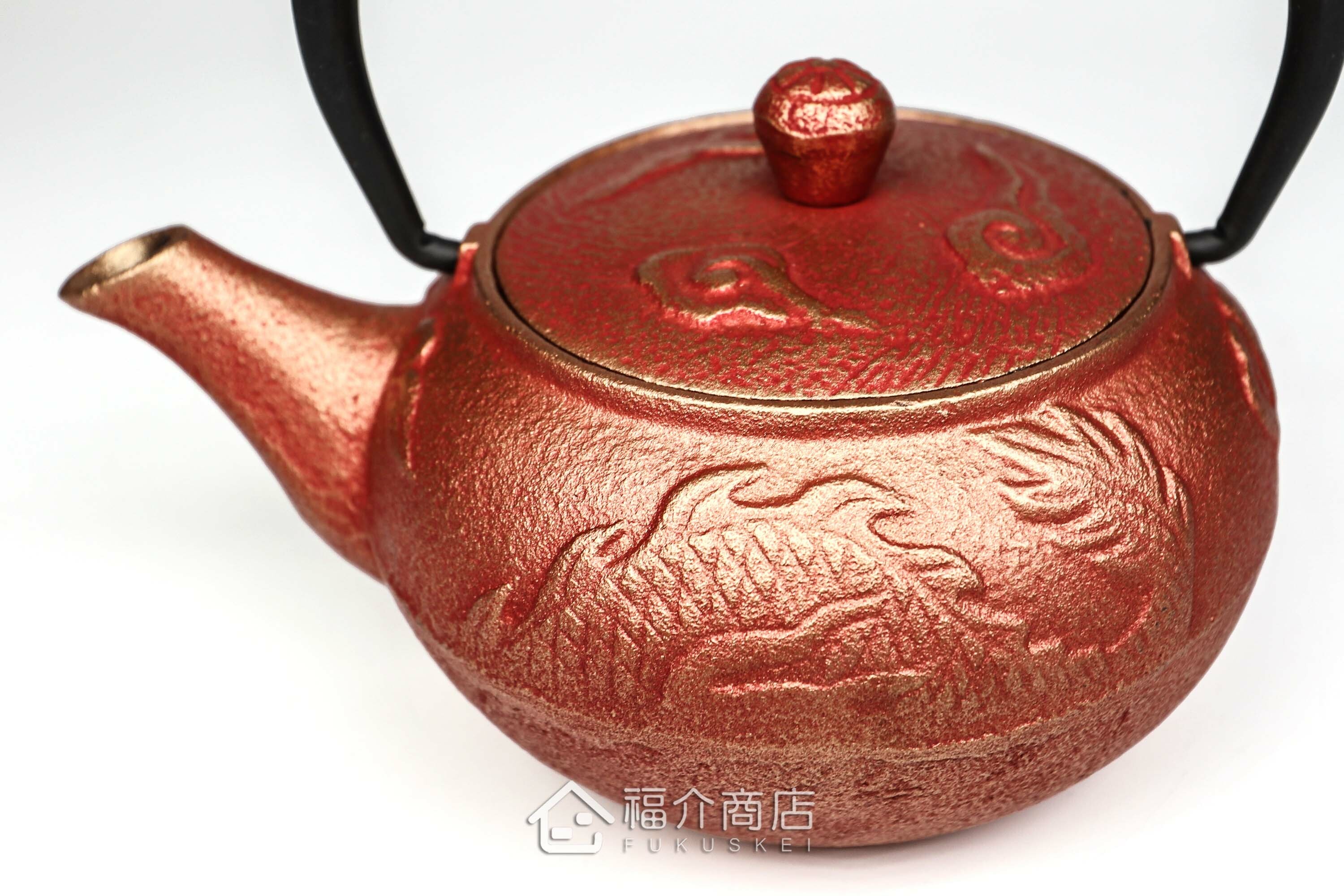 岩戶鑄工所製作的日本鑄鐵泡茶壺,壺身設計雲龍的圖紋