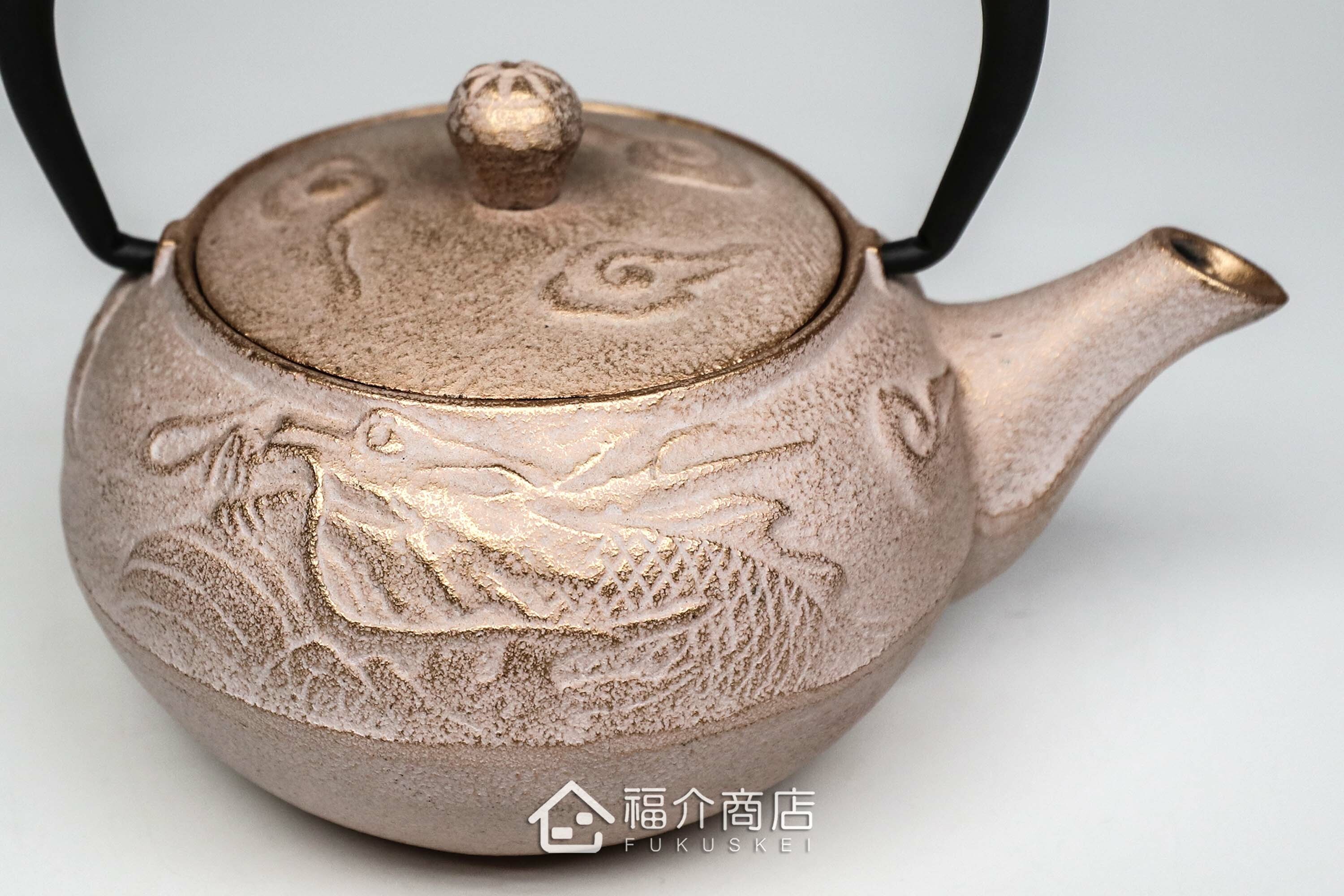 岩戶鑄工所製作的日本鑄鐵泡茶壺,白金色壺身雲龍紋