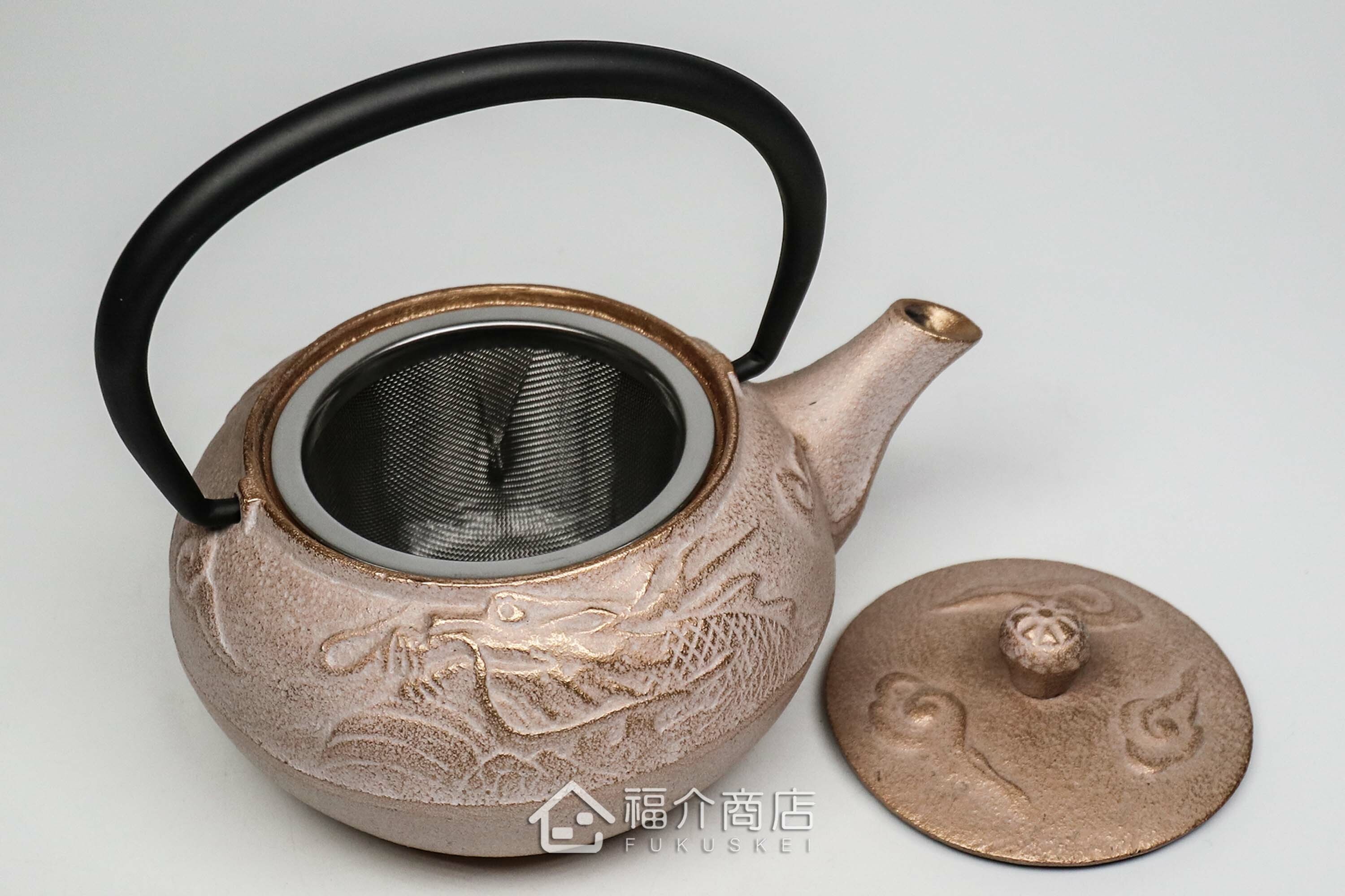 泡茶用的白金色鑄鐵茶壺附不鏽鋼濾網