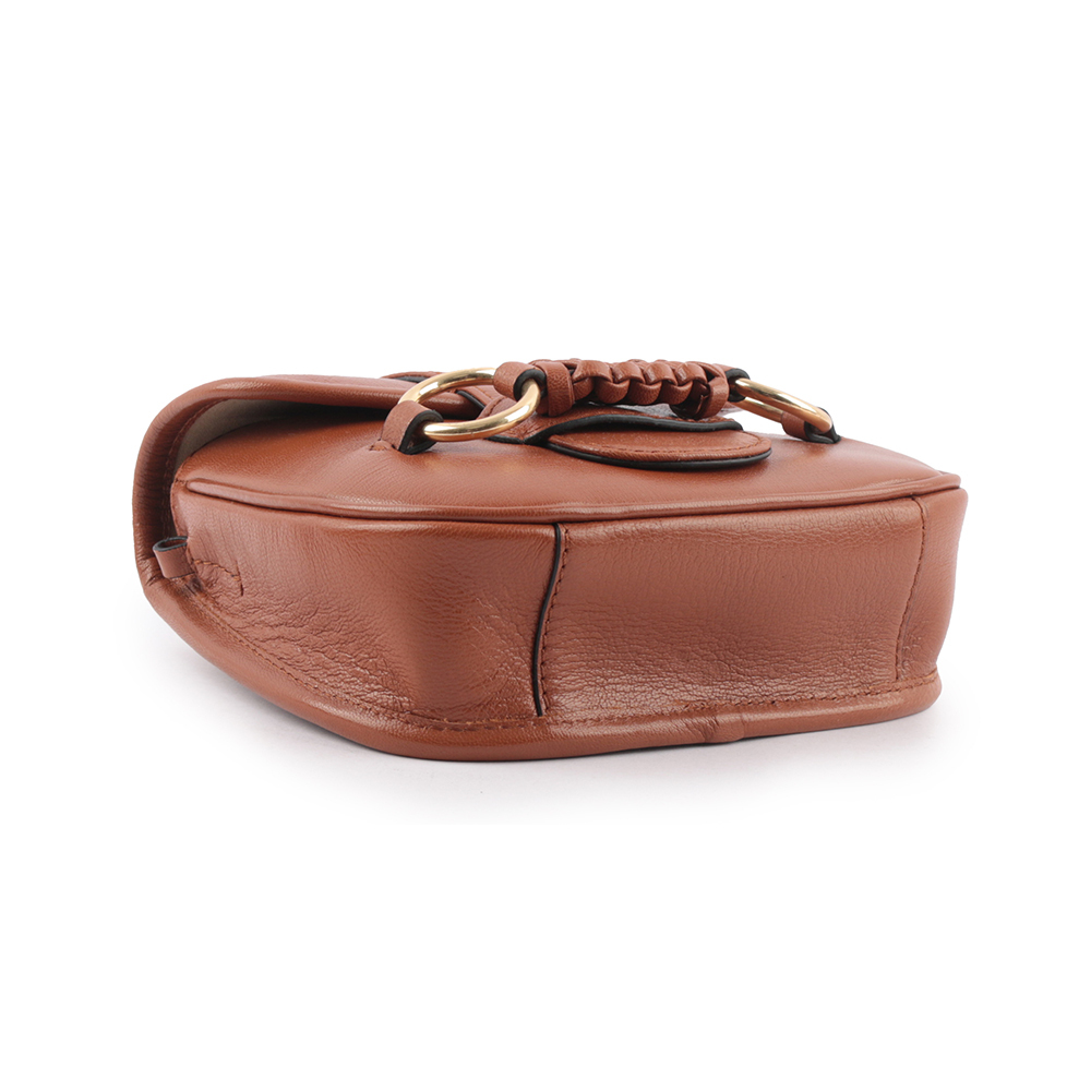 【SEE BY CHLOE】Saddie 閃亮山羊皮翻蓋斜背包(棕色)