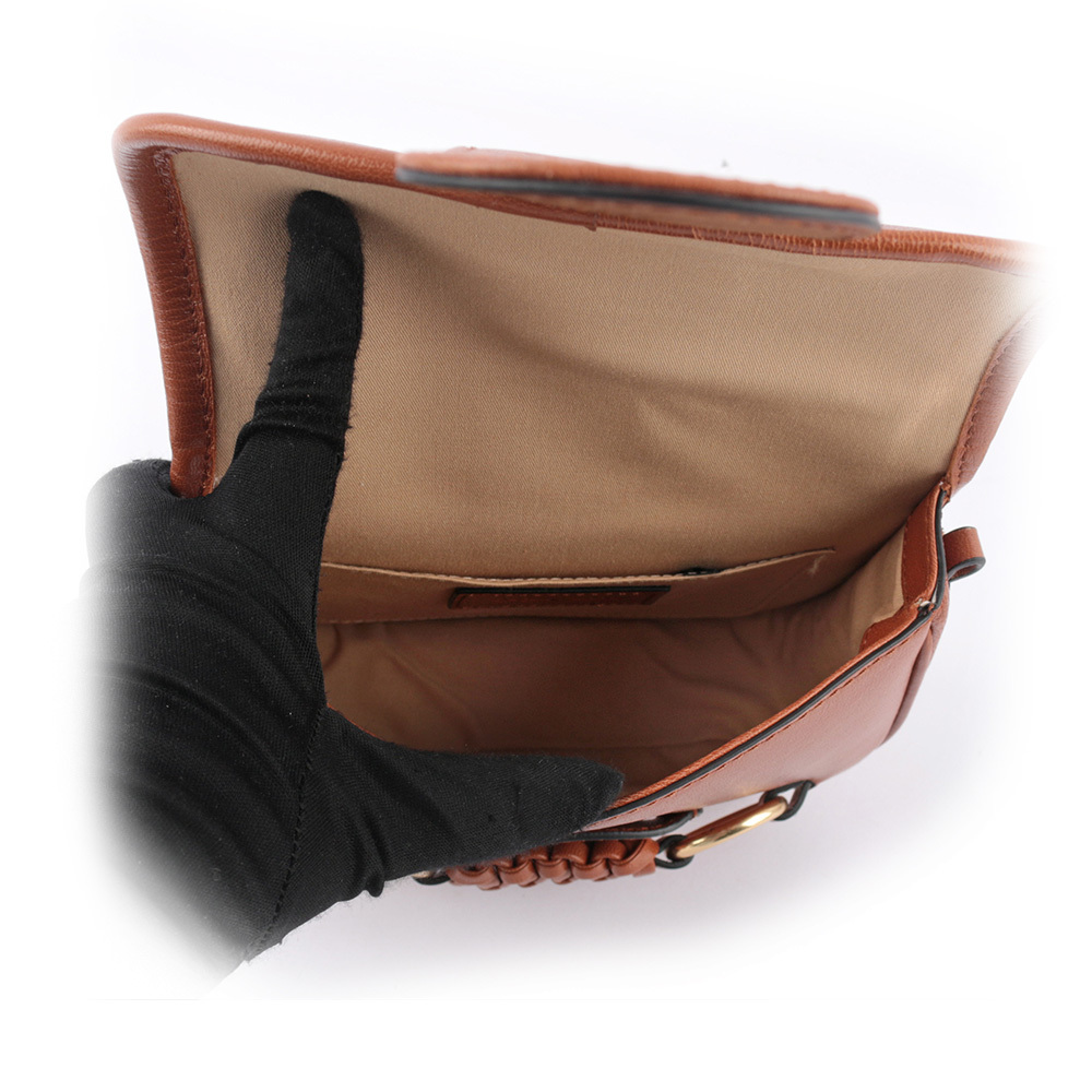 【SEE BY CHLOE】Saddie 閃亮山羊皮翻蓋斜背包(棕色)